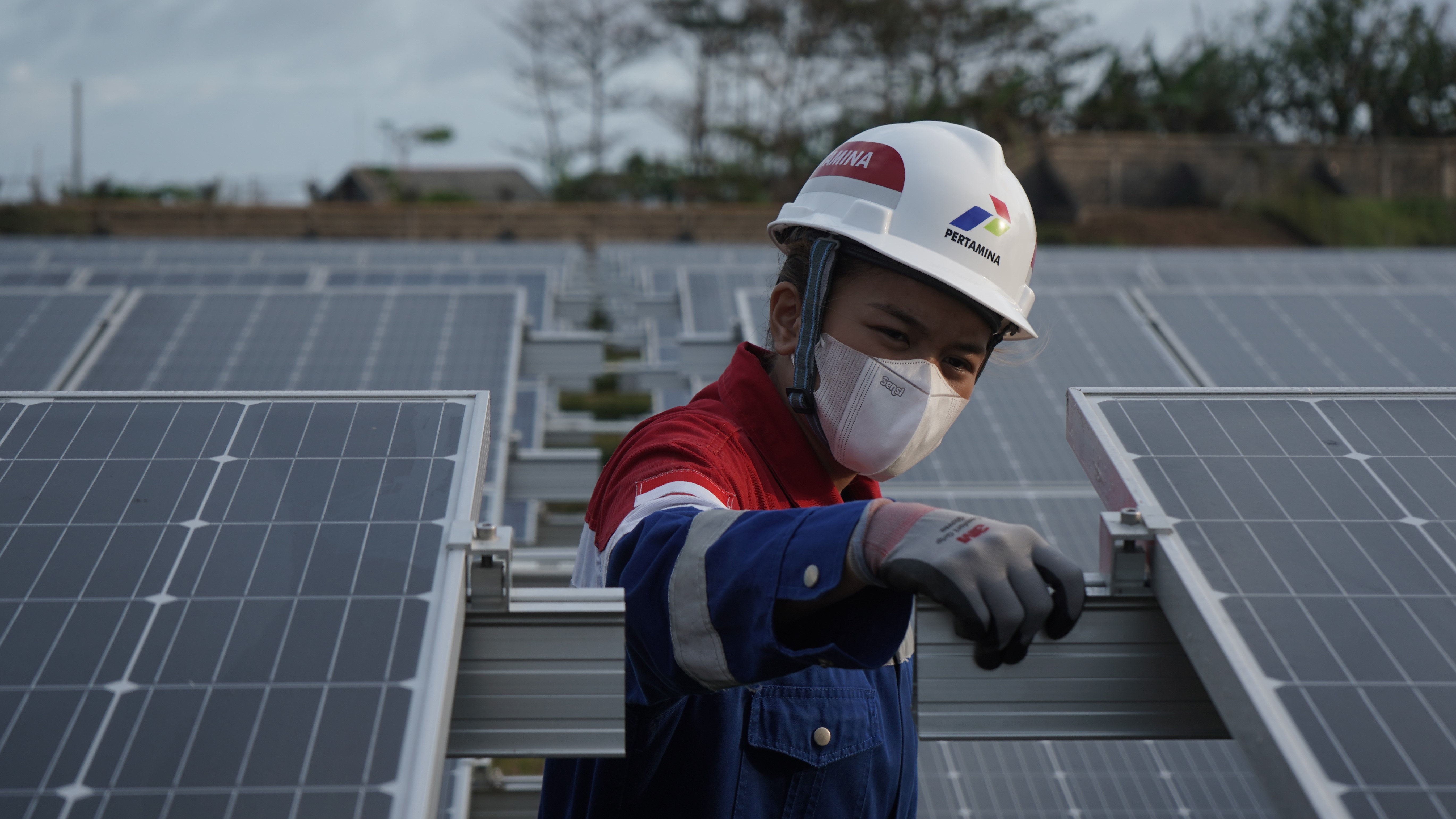 Dengan menggunakan panel surya sebagai sumber energi bersih di wilayah operasionalnya, Pertamina mengembangkan EBT.