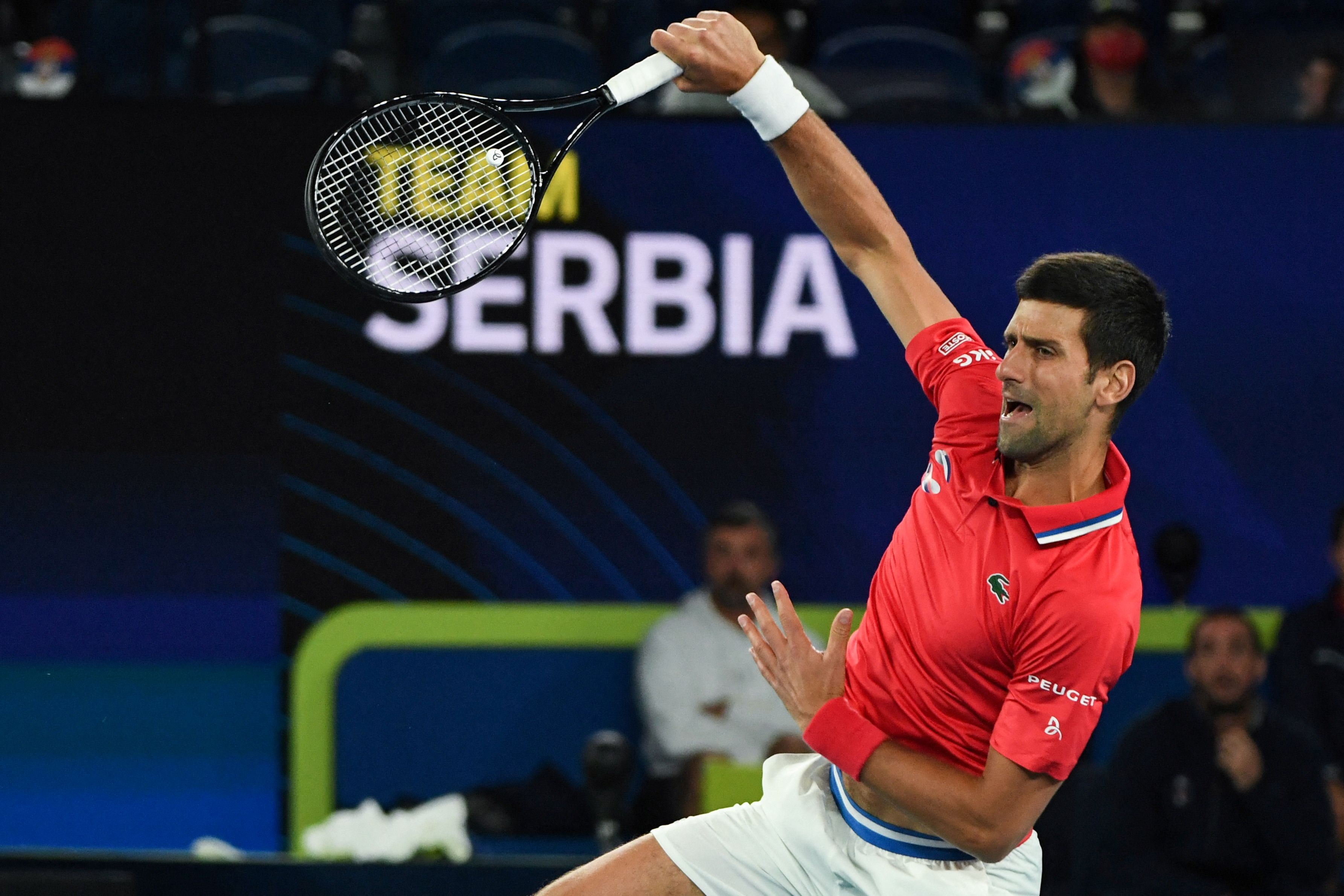 Penampilan petenis Serbia Novak Djokovic saat bertanding di Piala ATP Grup A pada tahun 2021. 