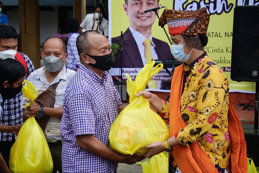 Jerry Sambuaga melakukan roadshow gerakan aksi sosial untuk berbagi kasih Natal di wilayah Indonesia Timur.