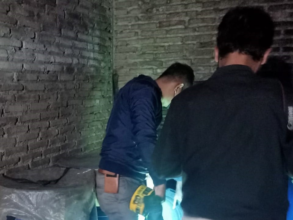 Aparat Kepolisian Resort Kudus menggerebek gudang pembuatan dan jual beli miras di Kudus.