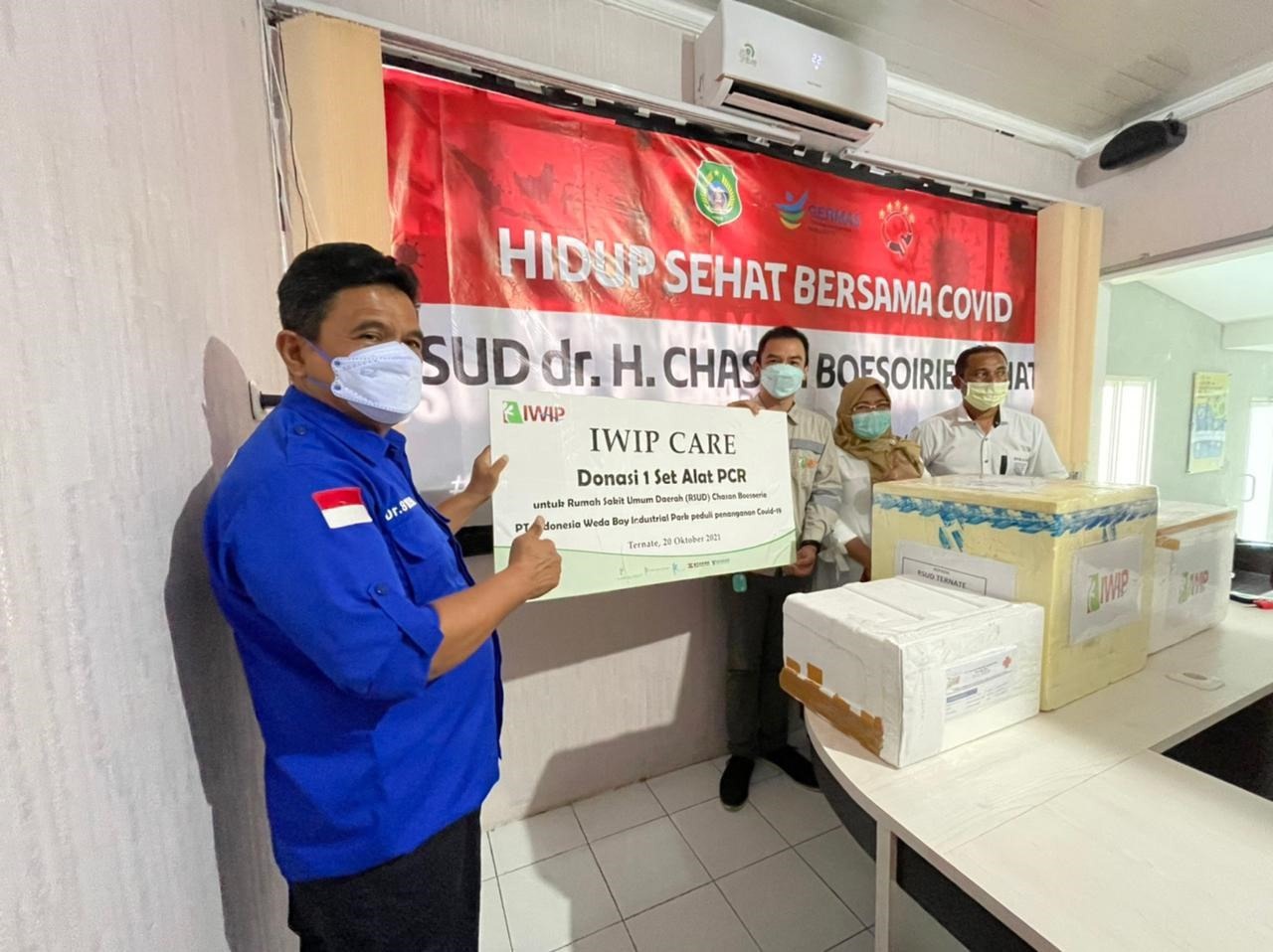 Penyerahan bantuan peralatan kesehatan dari PT IWIP kepada kepada RSUD Dr. Chasan Boesoirie Ternate.