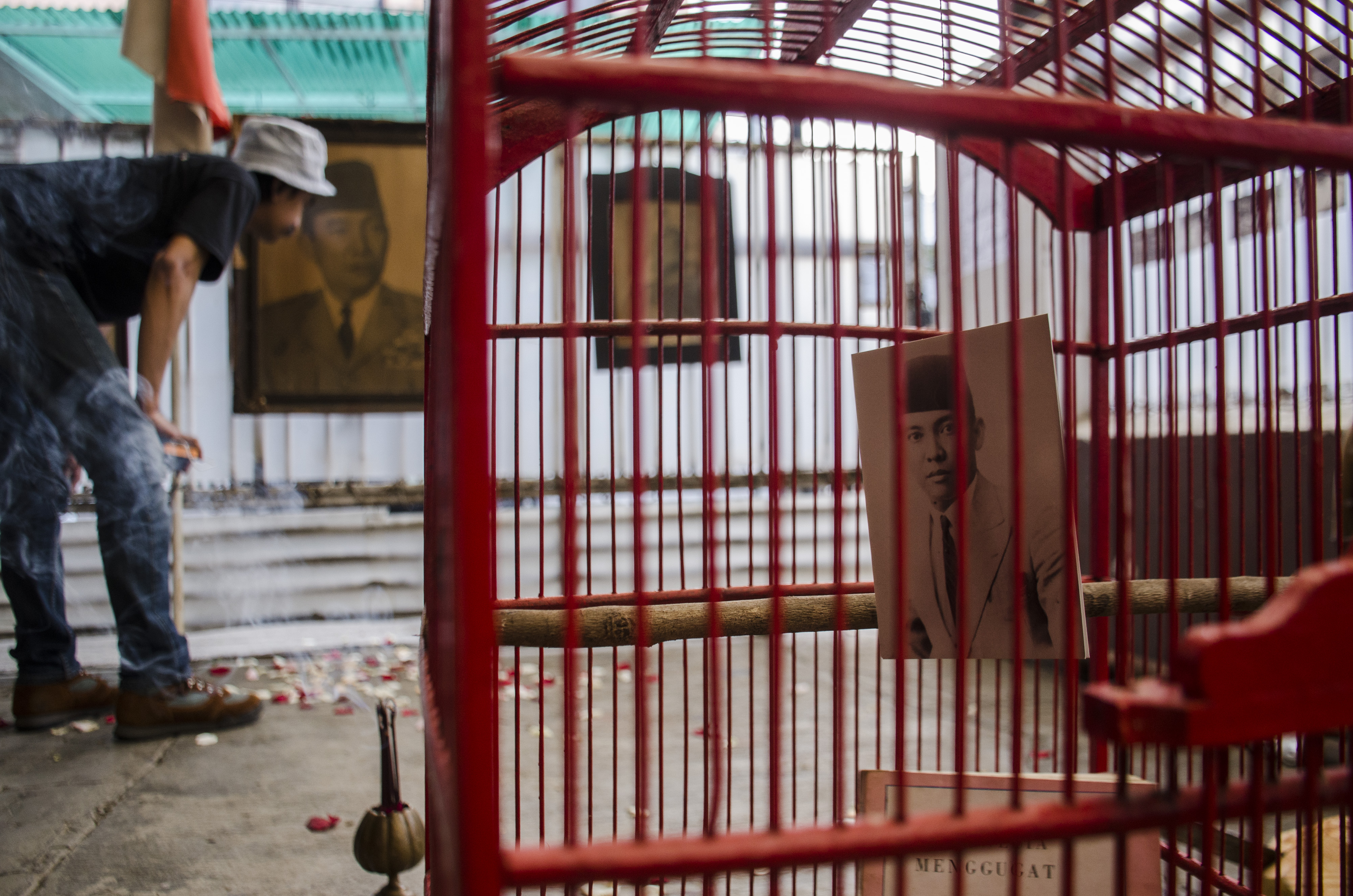 Ilustrasi--Pengunjung melihat foto presiden pertama RI Soekarno pada pameran foto dan arsip Bung Karno di Bandung, Jawa Barat.