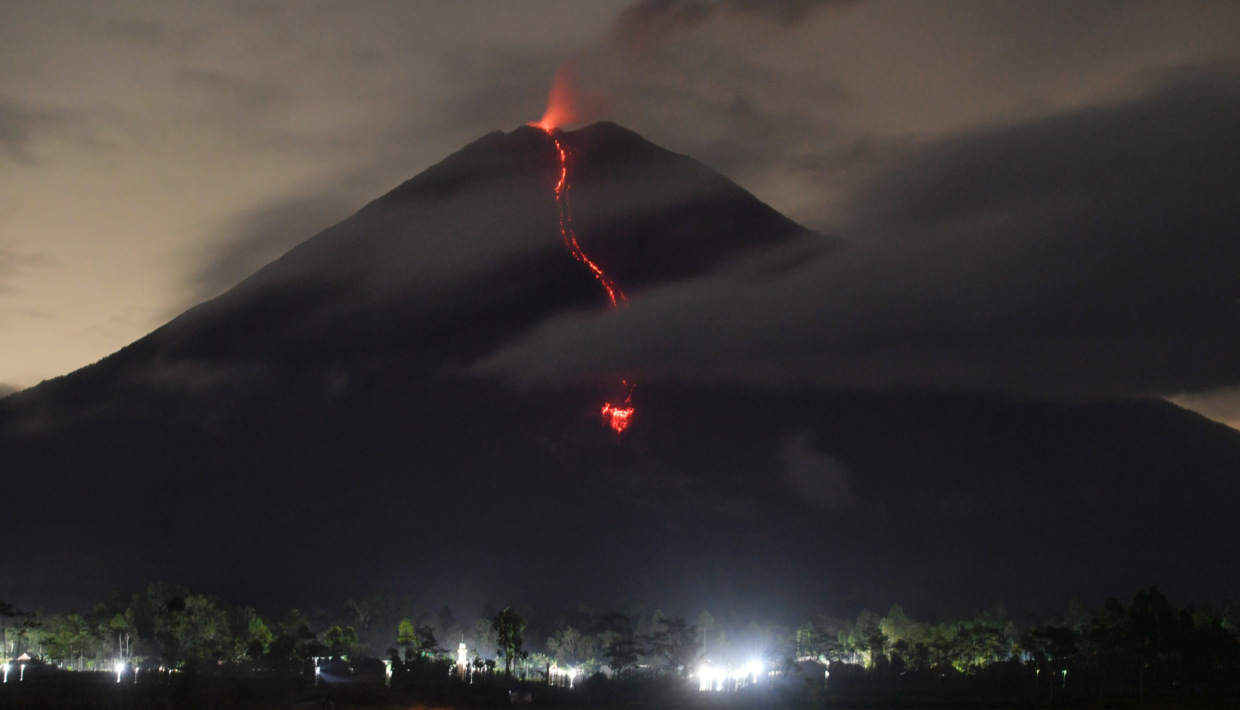 Gunung Semeru mengeluarkan lava pijar