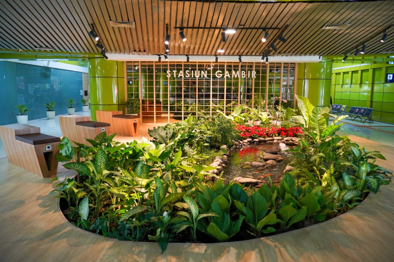 Taman yang ada di Stasiun Gambir, Jakarta.