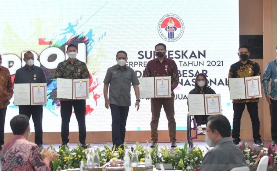 Menpora Zainudin Amali (tengah) menyerahkan penghargaan Satyalancana Dharma Olahraga kepada lima pelaku olahraga, Senin (27/12). 
