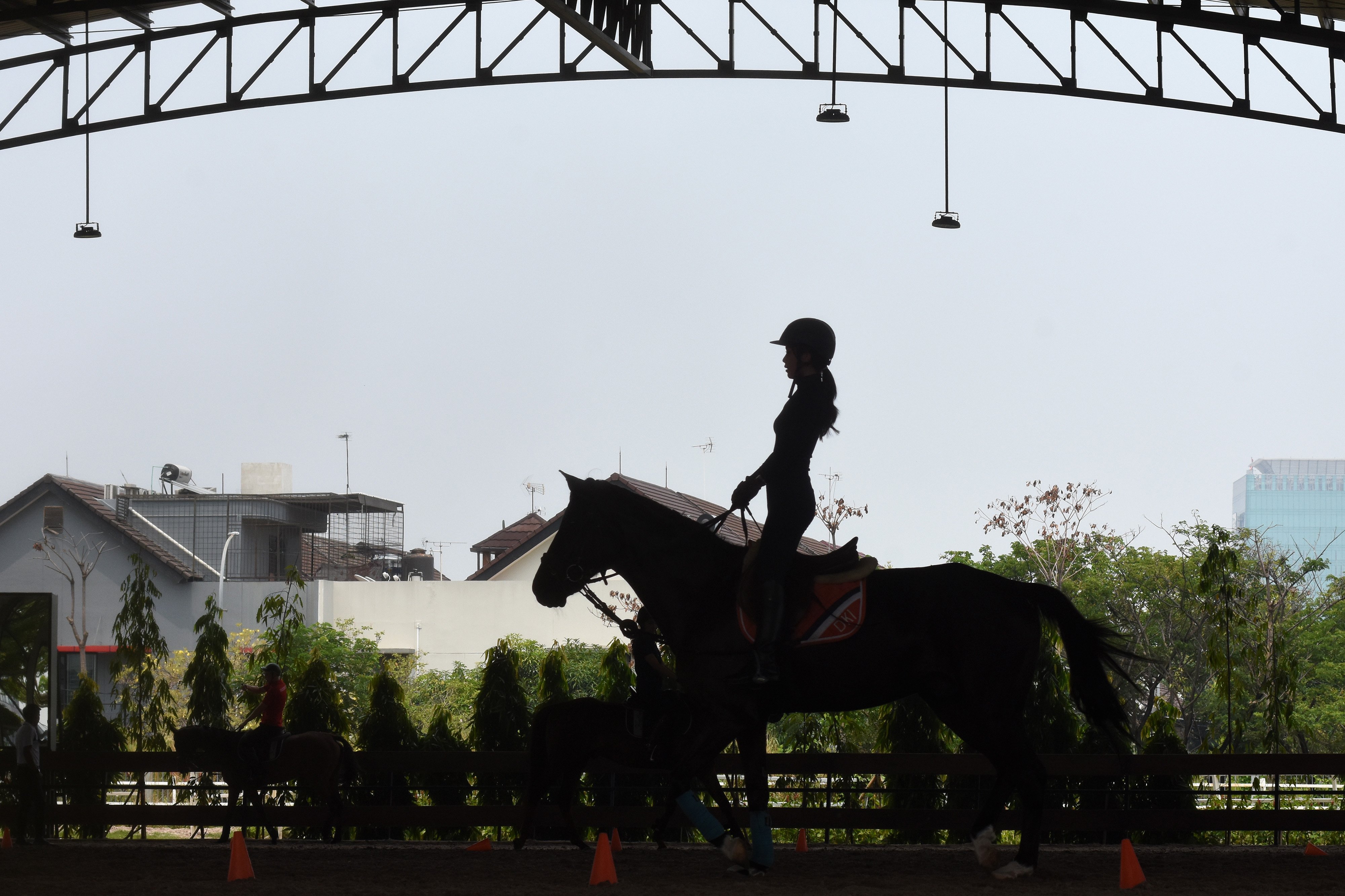 Pecinta olahraga berkuda mengikuti sesi latihan di Sekolah Berkuda Equinara, Jakarta International Equestrian Park (JIEP), Jakarta Timur.