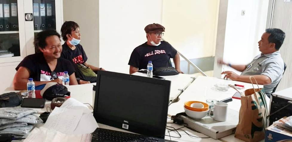  Penggagas ajang fun race beranjangsana dengan Manajer Operasional Taman Impian Jaya Ancol Munir Husin (kanan).