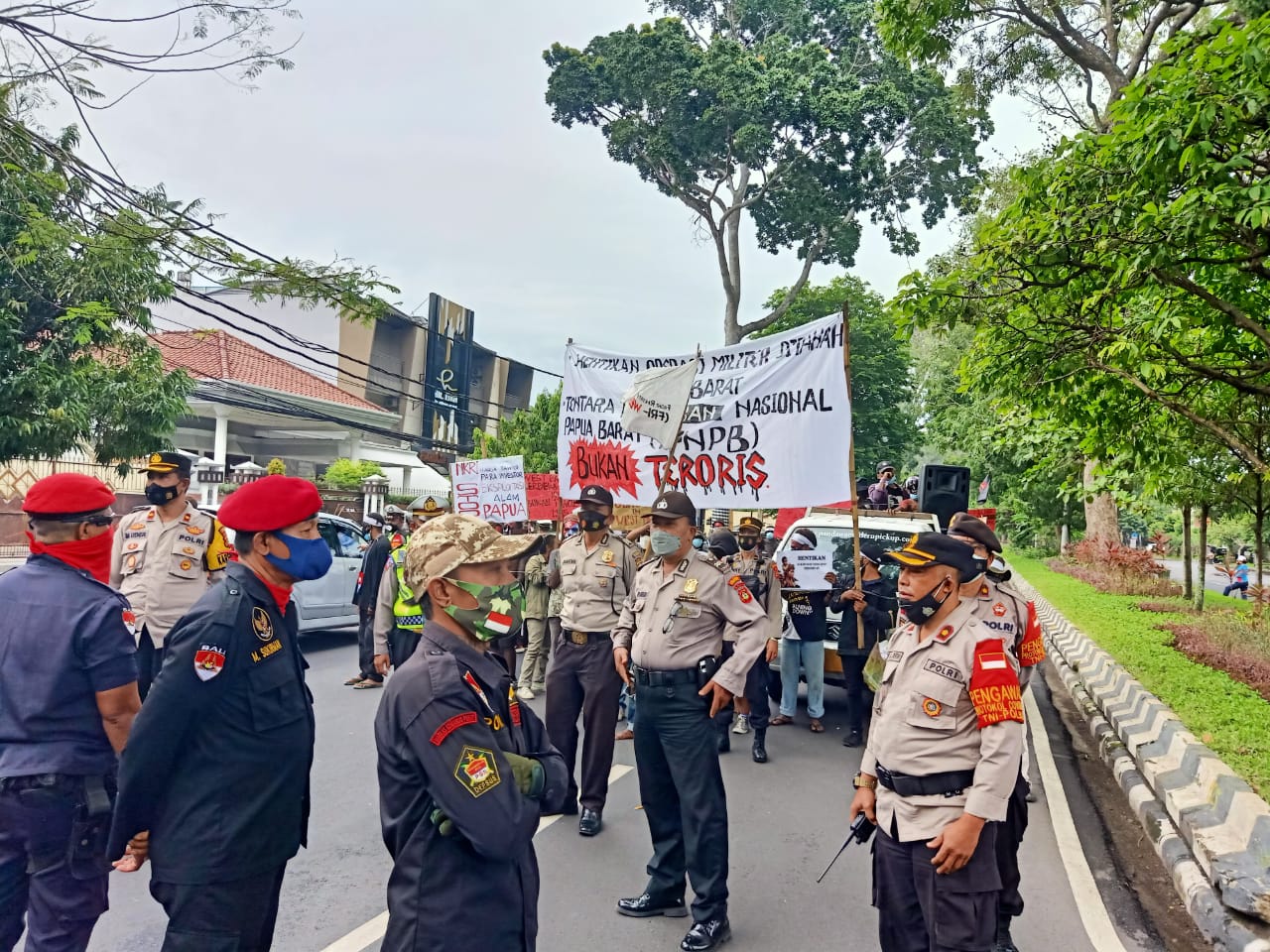 Demontrasi mahasiswa Papua di Bali dihadang ormas PGN karena mengibarkan bendera OPM, Rabu (1/12)