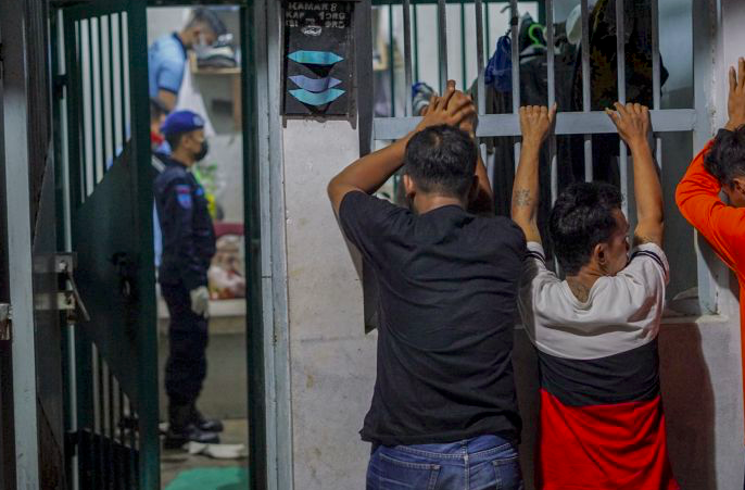 Ilustrasi petugas lapas saat menggeledah kamar tahanan.