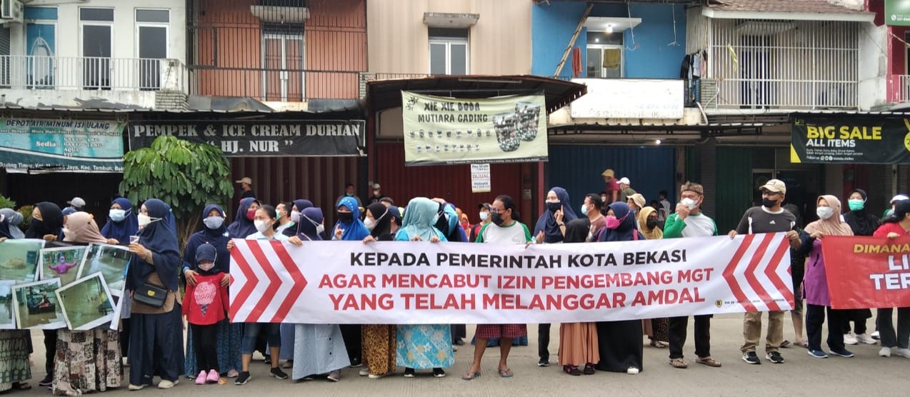Warga RW 029 Mutiara Gading Timur (MGT), Kota Bekasi, mengelar aksi menuntut pengembang tanggung jawab soal banjir