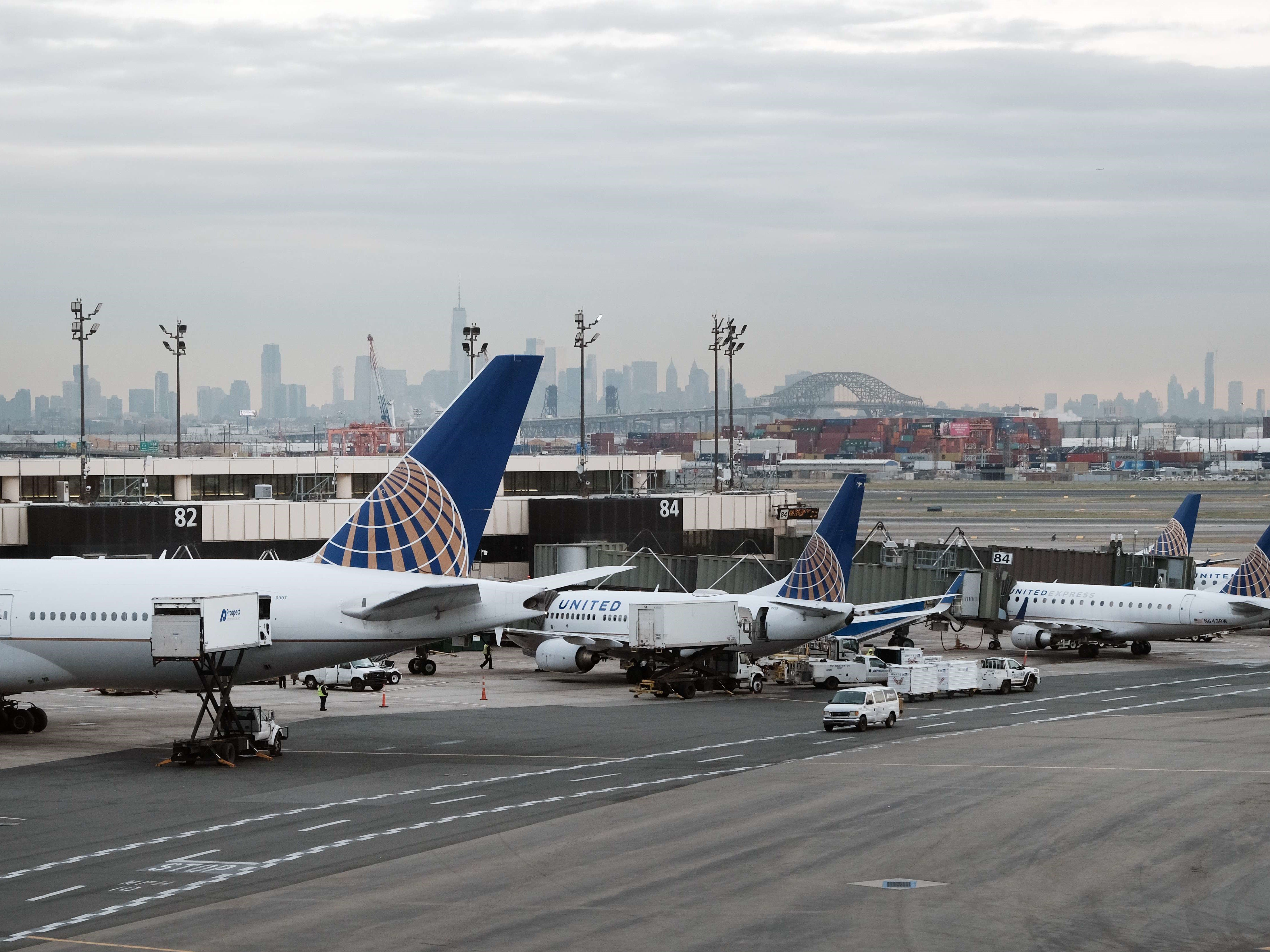 Pesawat United Airlines di Bandara Internasional Newark Liberty pada 30 November 2021 di Newark, New Jersey. Amerika Serikat.