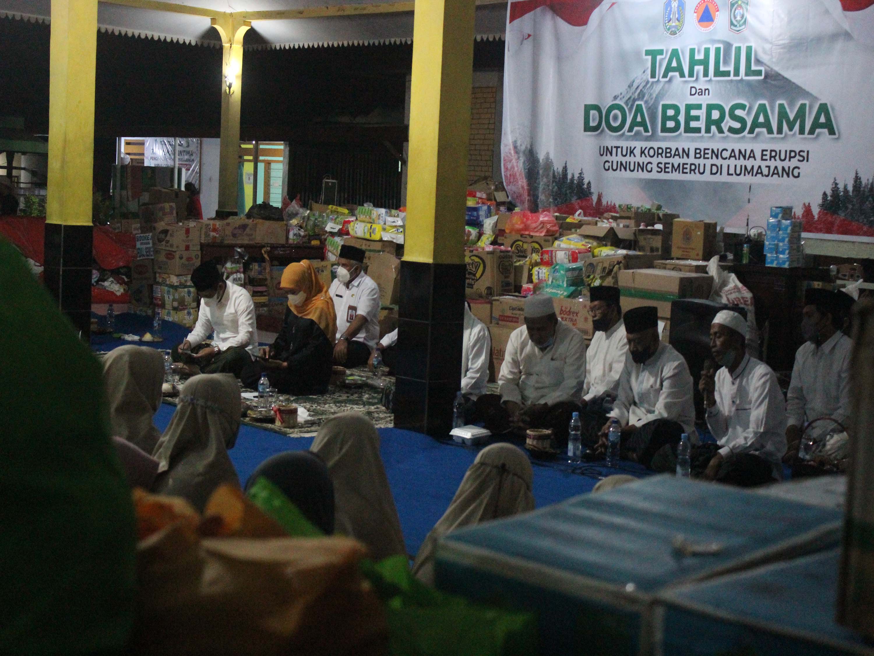 Gubernur Jawa Timur Khofifah Indar Parawansa dan Bupati Lumajang Thoriqul Haq tahlil bersama pengungsi erupsi Gunung Semeru, Senin (6/12)