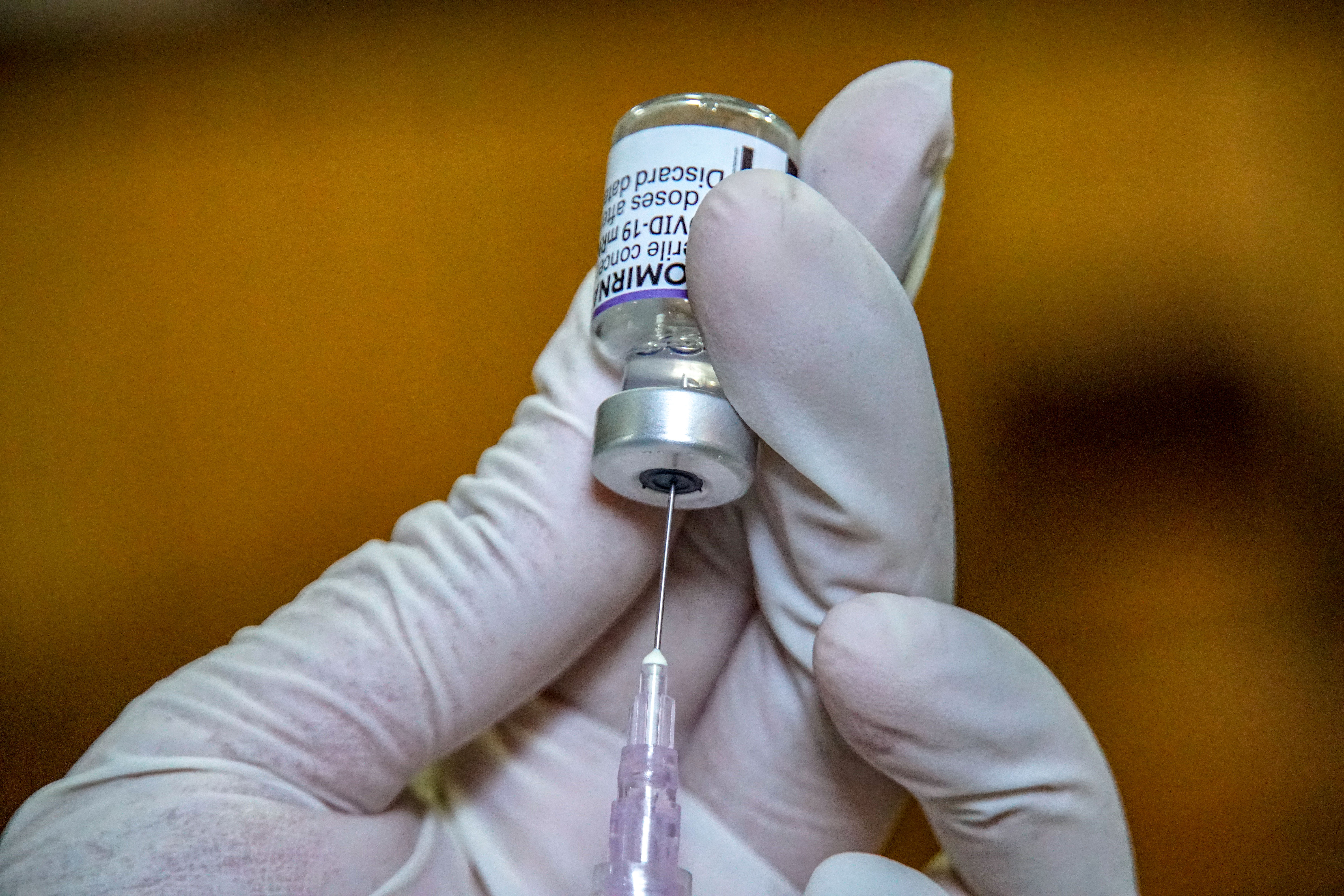 Petugas kesehatan mempersiapkan suntikan vaksinasi Covid-19