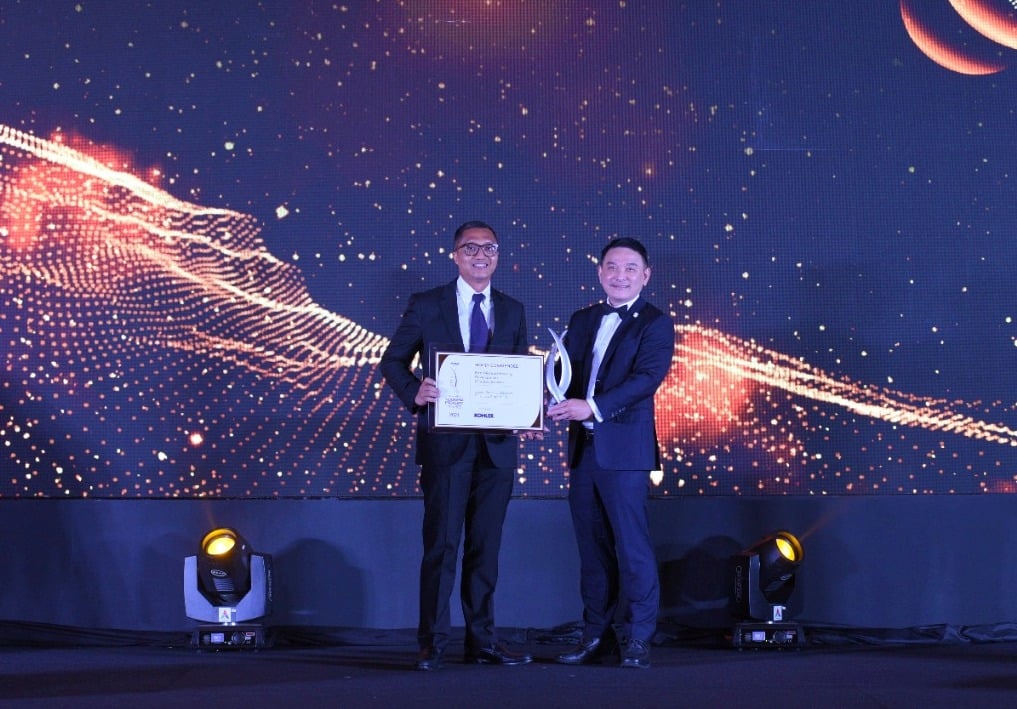 Direktur PT Triyasa Propertindo Andrie Gotama (kiri) menerima Indonesia Property Award 2021.