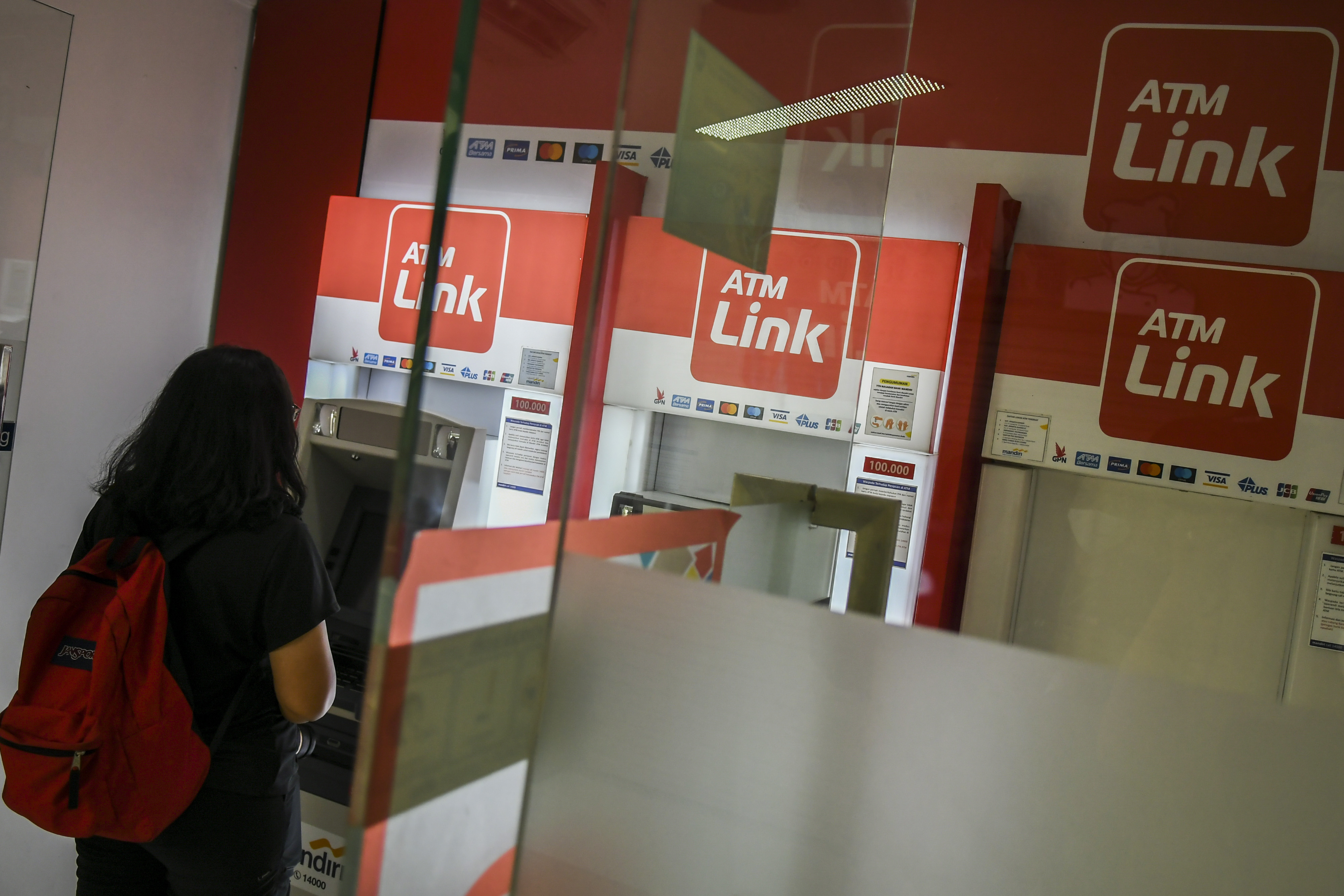  Nasabah melakukan transkasi melalui mesin Anjungan Tunai Mandiri (ATM) Link di Jakarta.