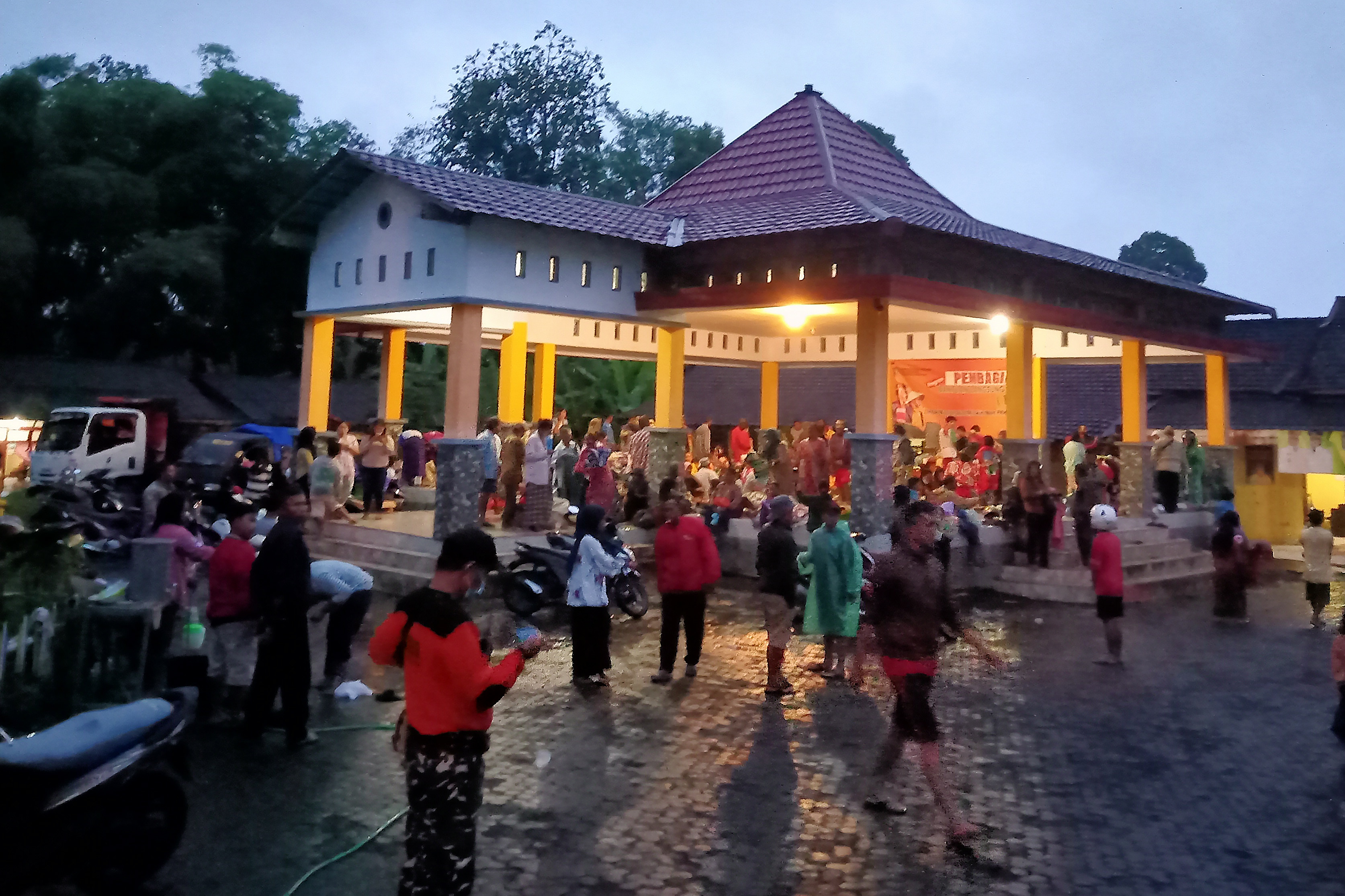 BNPB Kirimkan Tim Reaksi Cepat dan Logistik untuk Penanganan Erupsi Gunung Semeru