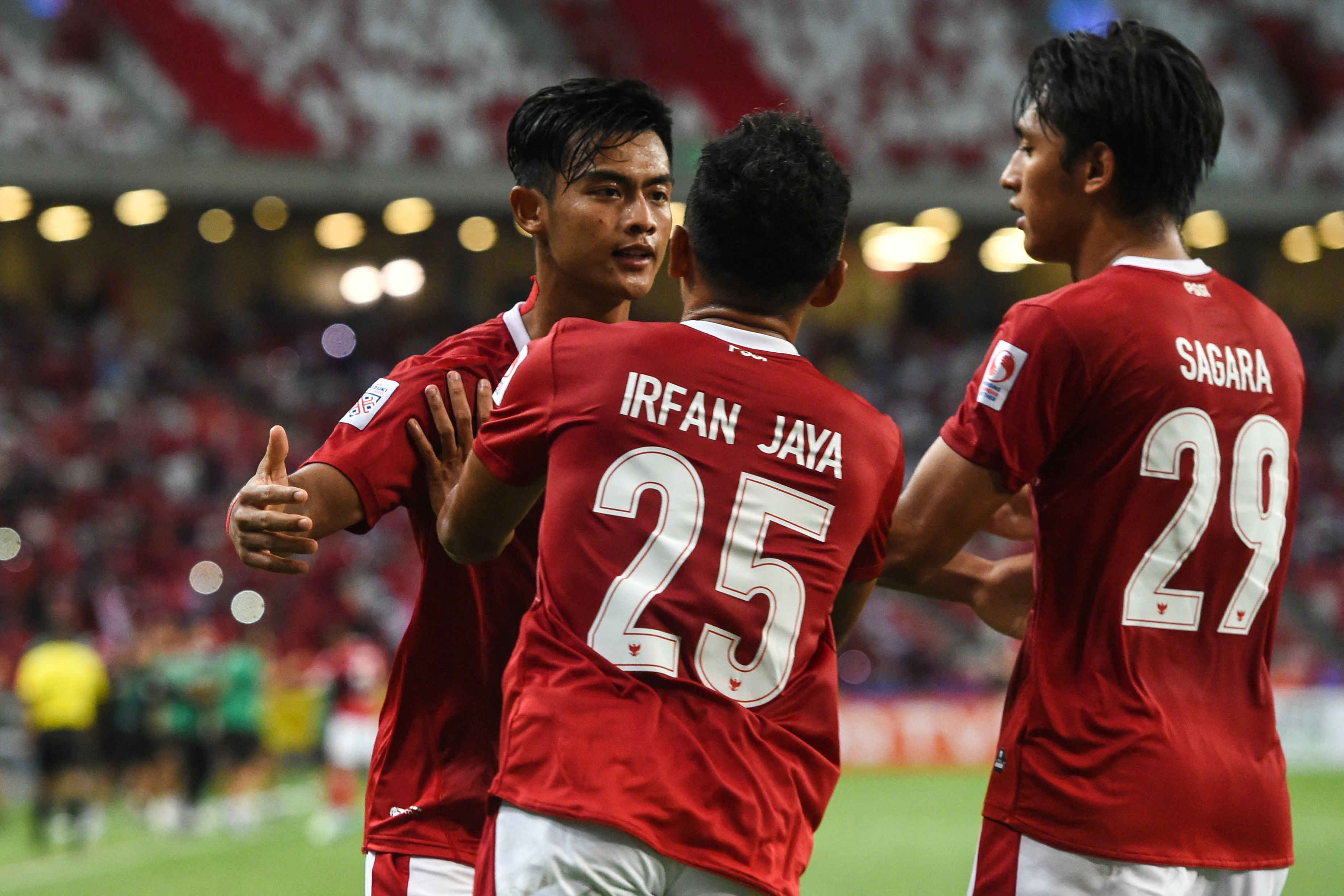 Pemain timnas Indonesia merayakan gol Pratama Arhan ke gawang Singapura di semifinal Piala AFF 2020
