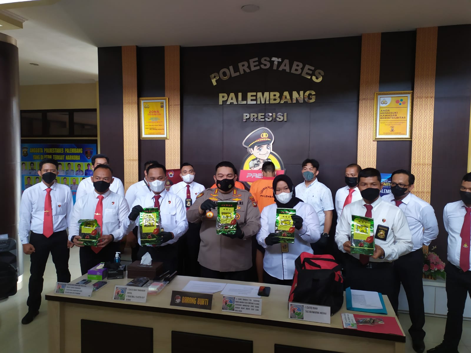 Kapolrestabes Palembang Kombes Irvan Prawira Satya Putra (berseragam) saat memimpin press release pengungkapkan kasus narkotika.