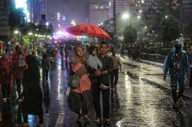 Hujan deras mengguyur kawasan Bundaran HI, Jakarta Pusat. 