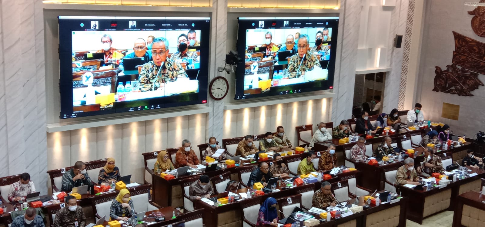 Rapat Kerja dengan Komisi XI DPR RI dengan Otoritas Jasa Keuangan (OJK) di Jakarta, Kamis (9/12).