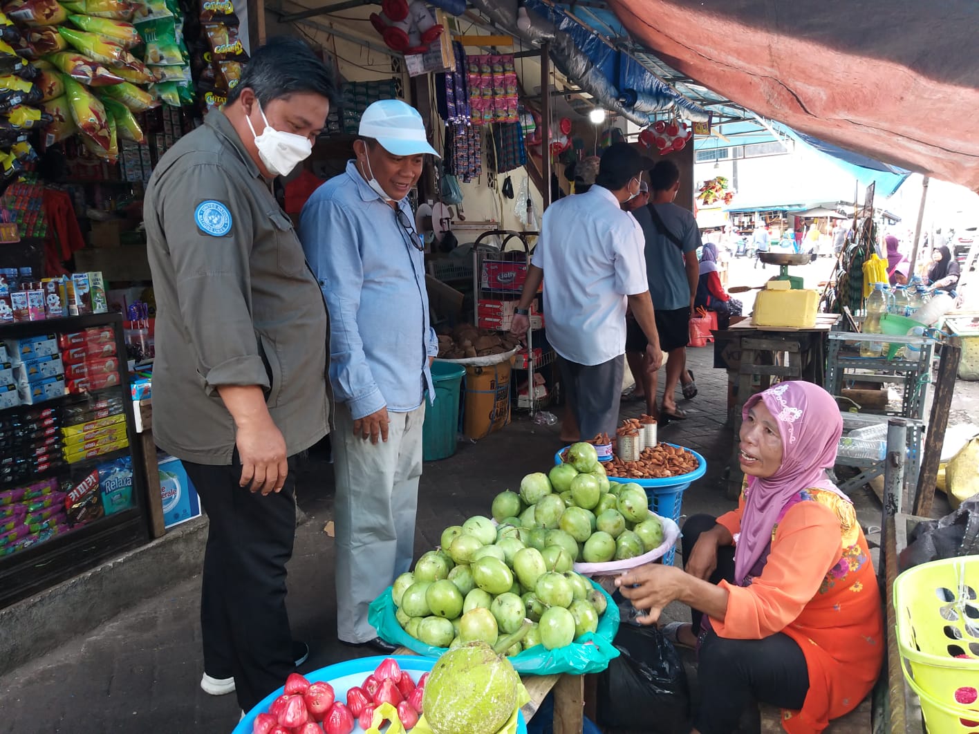 Dirjen Hortikultura Kementan, Prihasto Setyanto, melakukan pemangatan ke pasar untuk memantau produk hortikultura. 