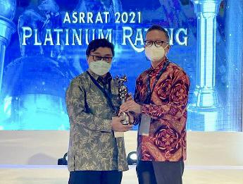 Andrie Darusman (kanan), Communications & Daya Head PT Bank BTPN Tbk, mewakili Bank BTPN dalam acara pemberian penghargaan.