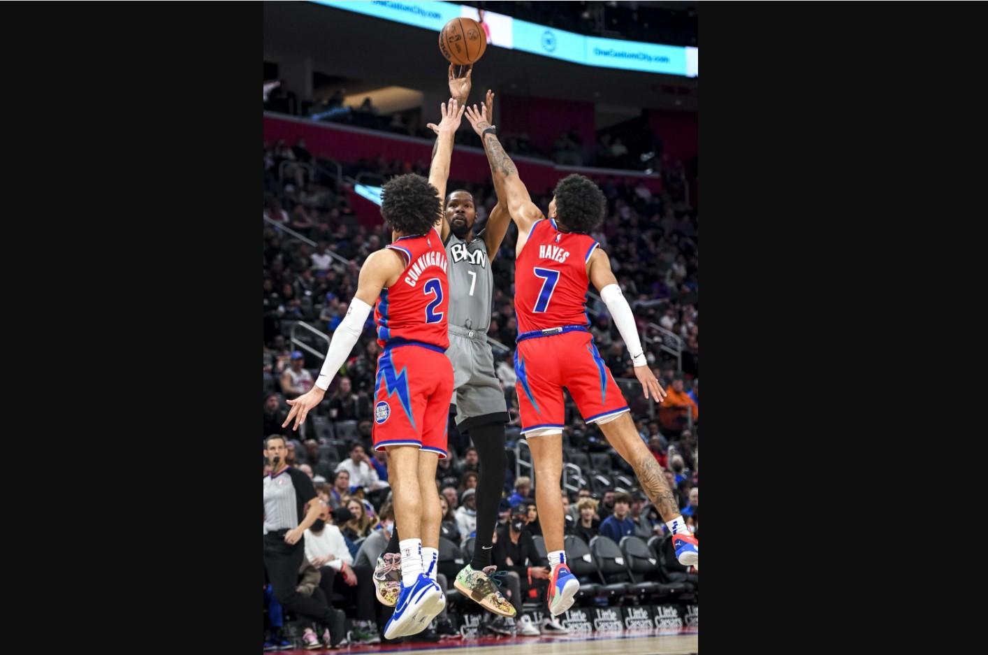 Bintang Brooklyn Nets Kvin Durant melepaskan tembakan dalam laga NBA melawan Detroit Pistons