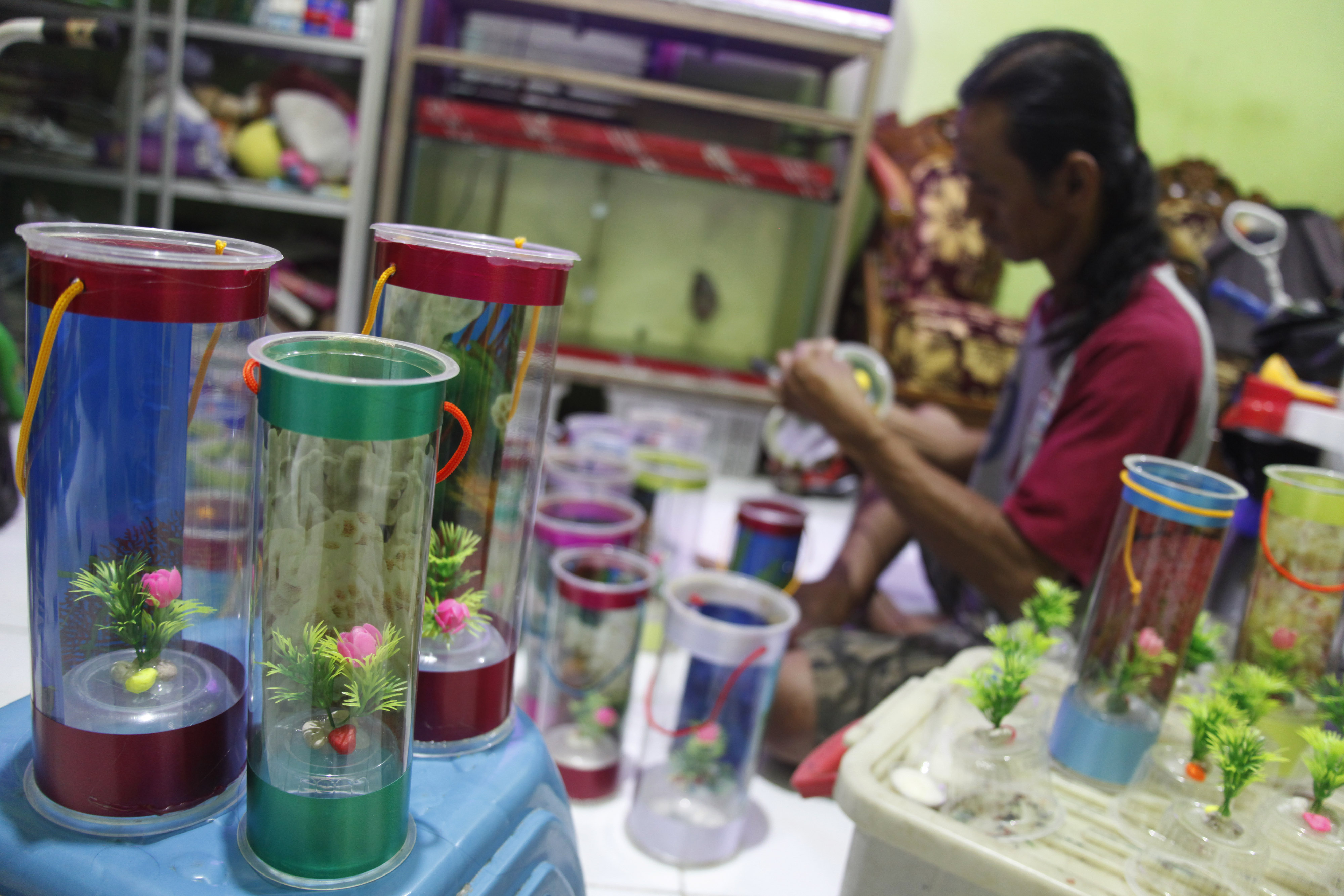 Pelaku UMKM memuat akuarium dari bahan mika
