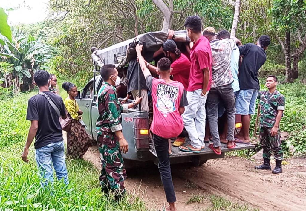Warga Dusun Glak, Desa Hale, Kecamatan Mapitara dijemput mobil kodim Sikka untuk diantar ke Kantor Desa agar bisa divaksinasi.
