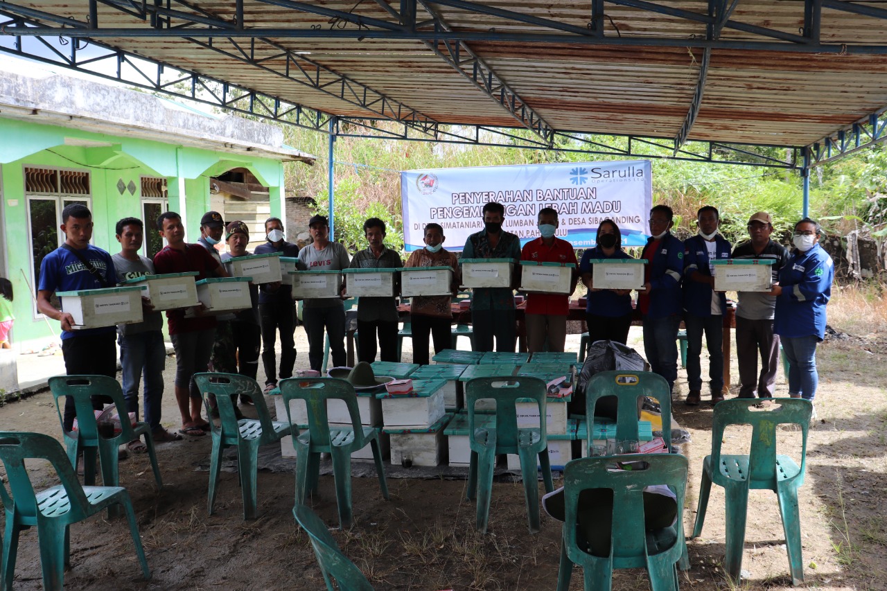 Sarulla Operations Ltd menyerahkan peralatan ternak lebah madu kepada 11 warga di Tapanuli Utara