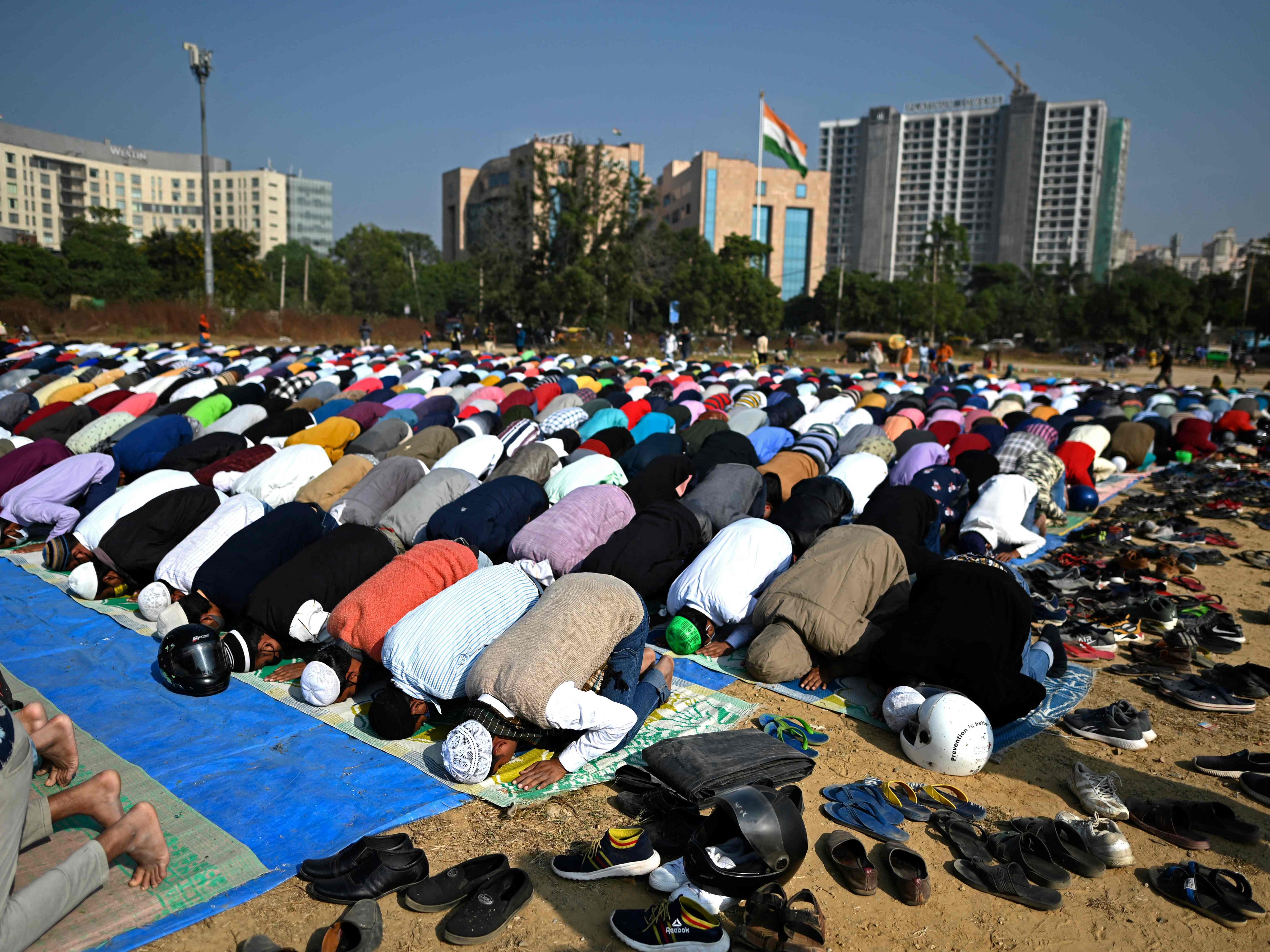 Umat Islam India salat Jumat di lapangan terbuka setelah beberapa tempat salat ditutup pihak berwenang menyusul tuntutan kelompok Hindu.