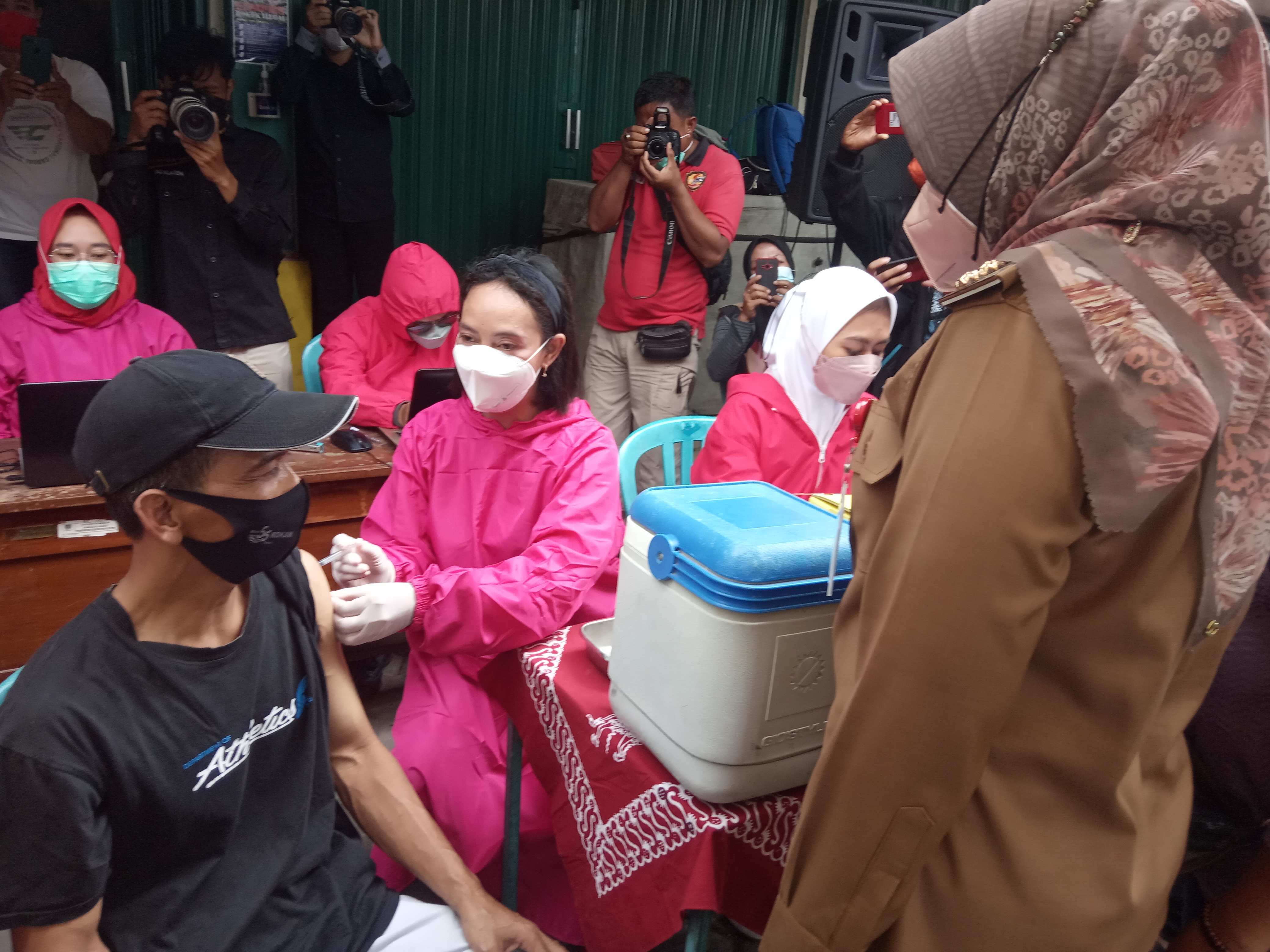 Bupati Sri Mulyani (kanan) meninjau pelaksanaan vaksinasi covid-19 di Pasar Srago Klaten, Senin (6/12).