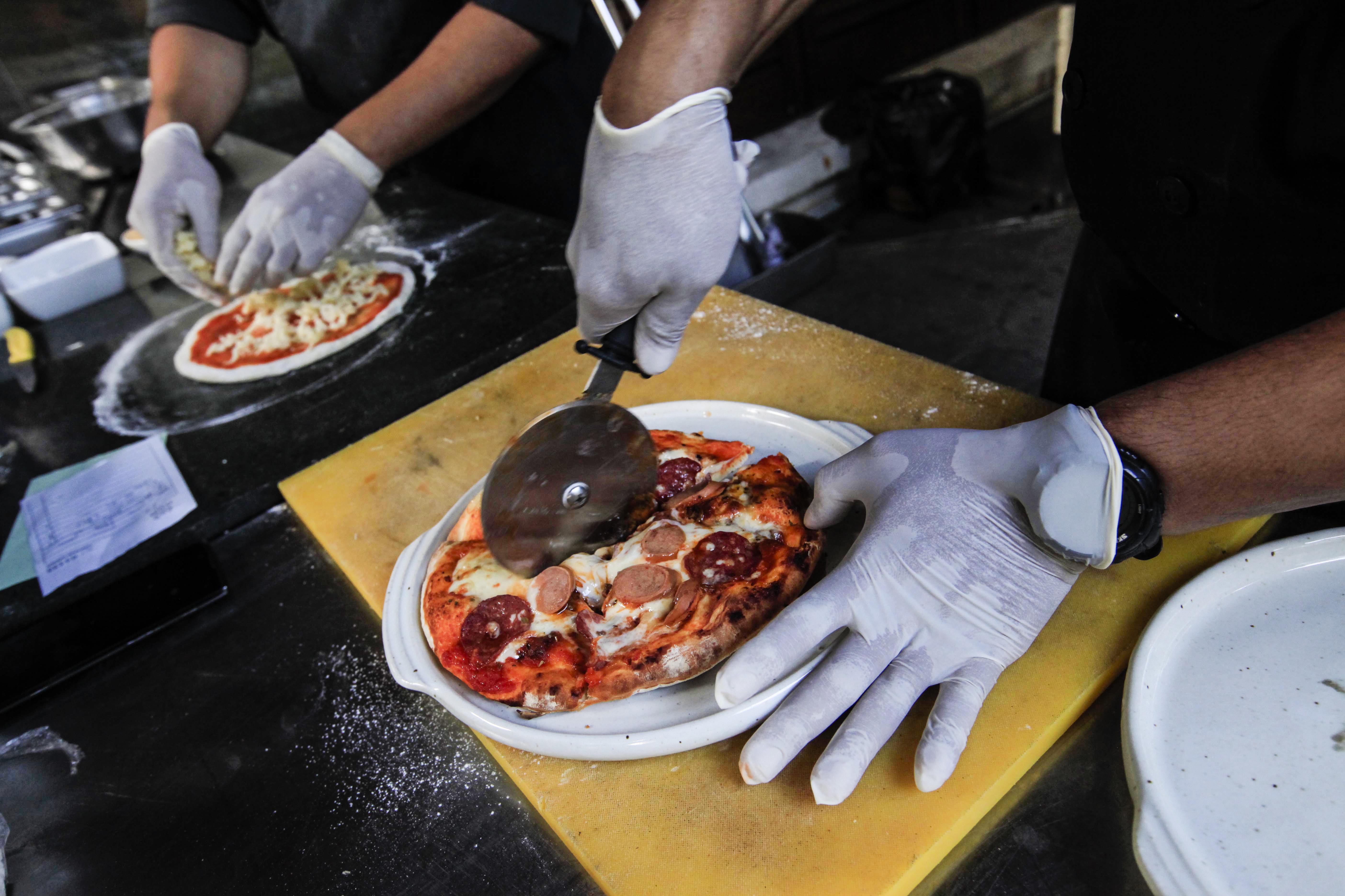 Suasana pembuatan Pizza di The Sultan Hotel, Jakarta.
