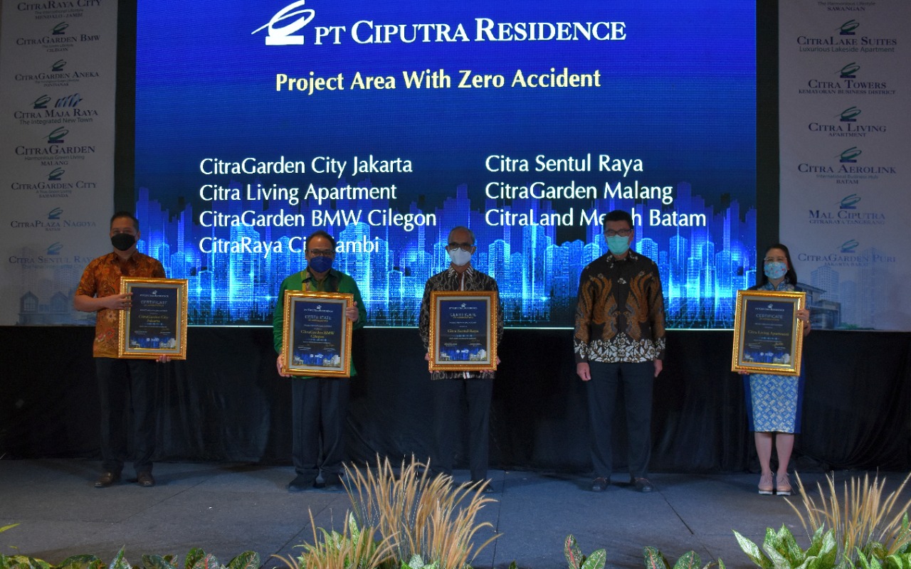 PT Ciputra Residence memberikan penghargaan HSE Award kepada sejumlah kontraktor yang terlibat dalam proyek pembangunan.