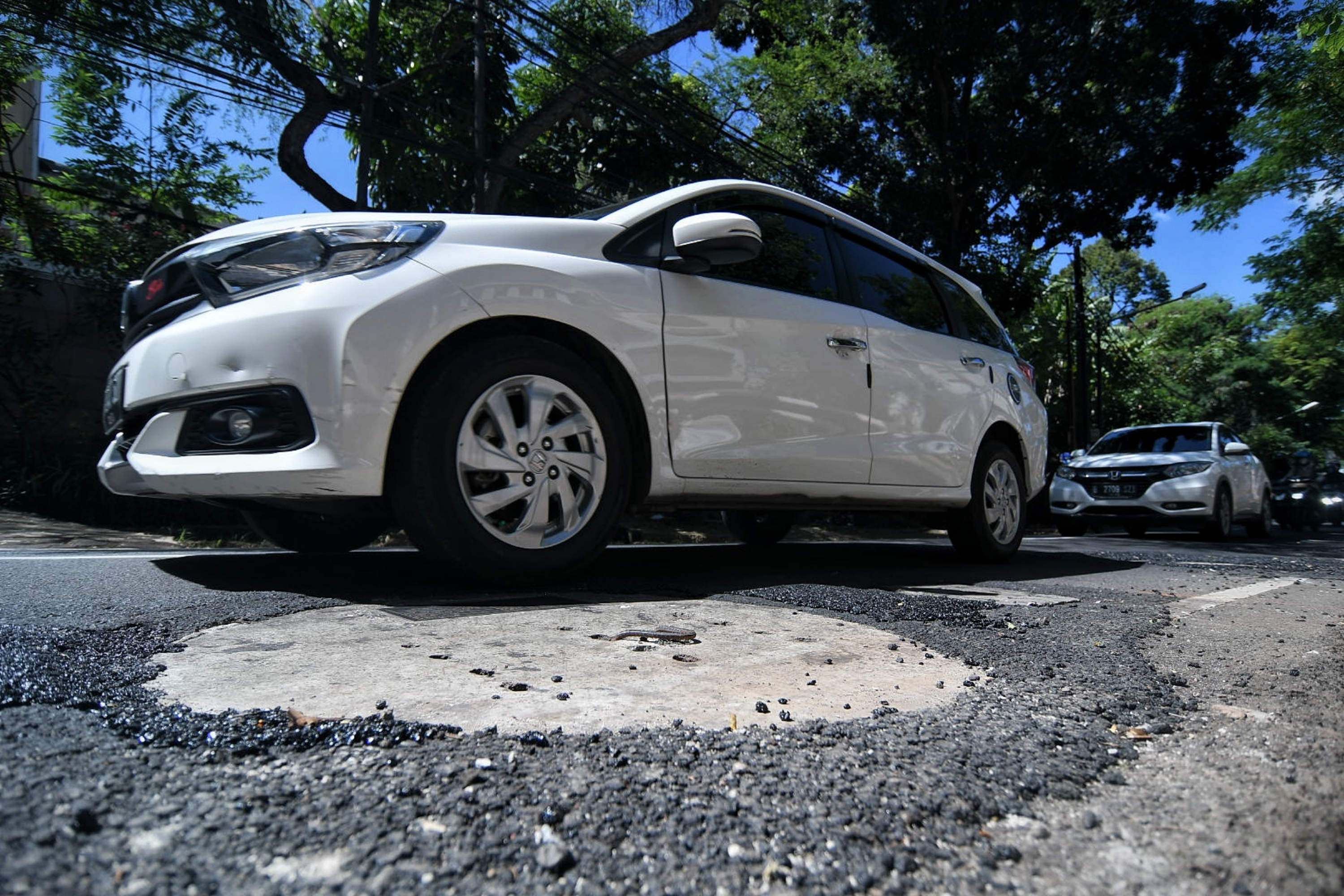 Sumur resapan yang dibangun di badan jalan. Padahal sumur resapan tidak cocok untuk Jakarta.