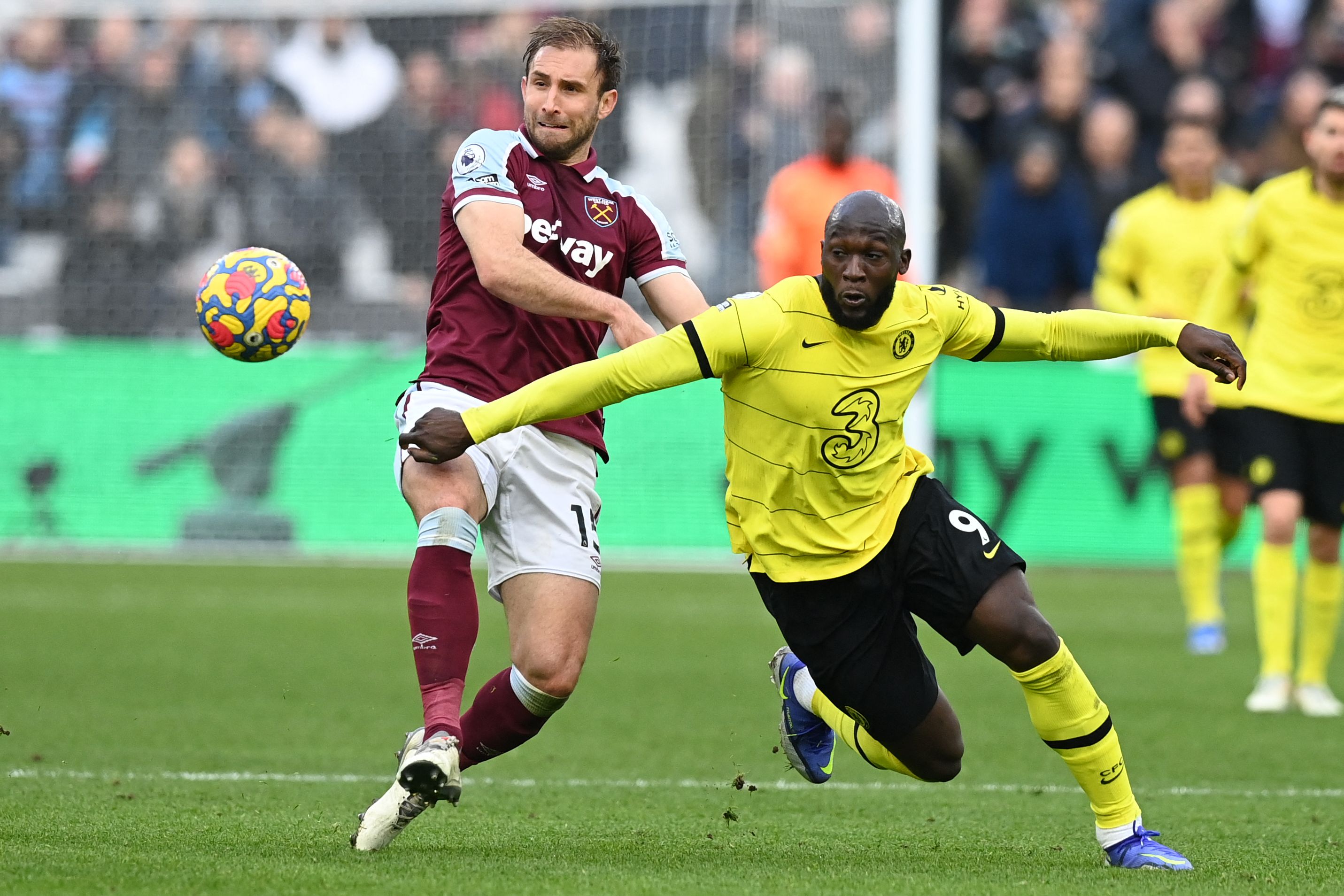 Bek Westh Ham Craig Dawson berebut bola dengan penyerang Chelase Romelo Lukaku