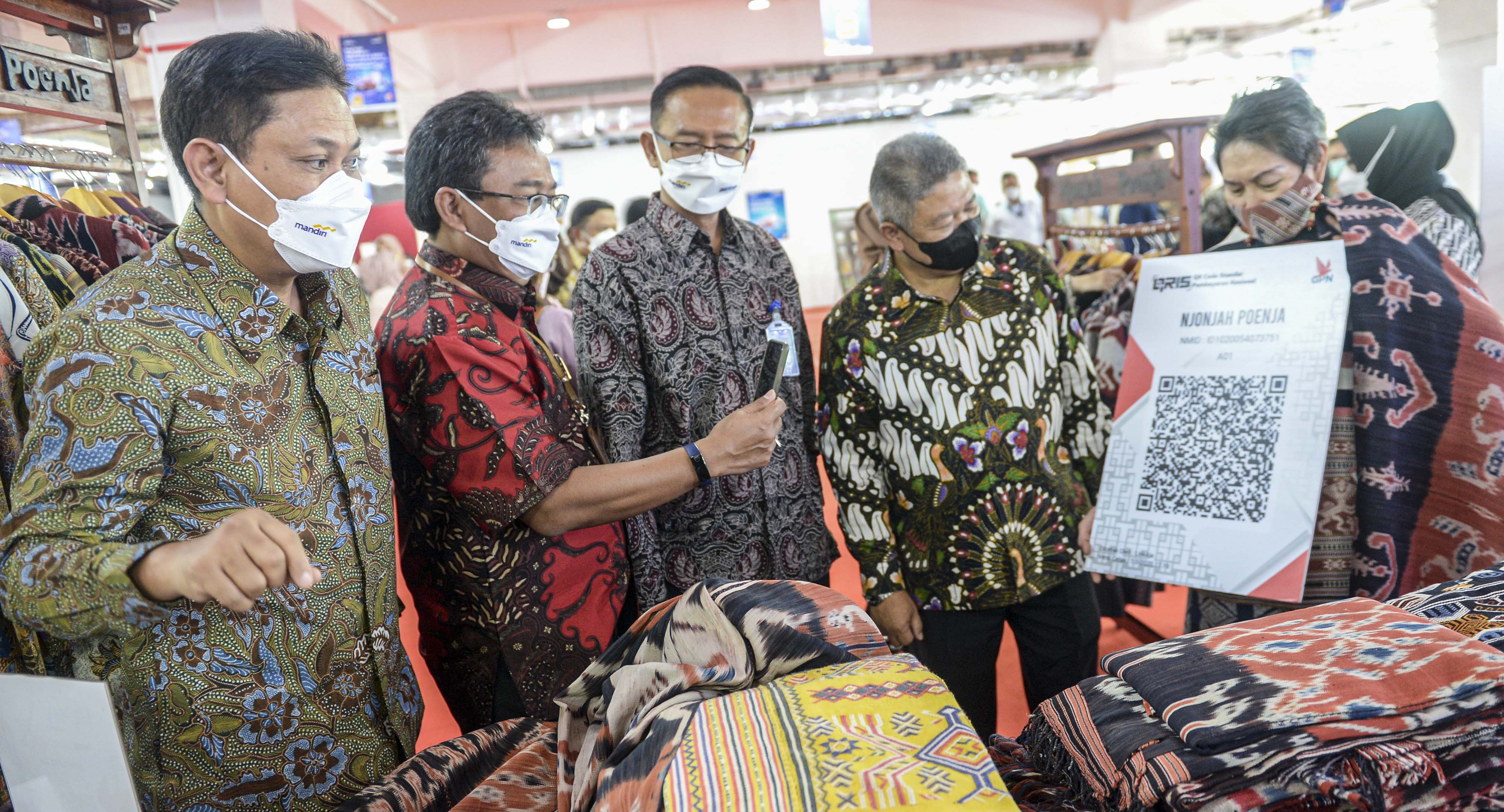 Bank Mandiri hadirkan QRIS di Thamrin City, Jakarta, Selasa (Selasa (14/12)