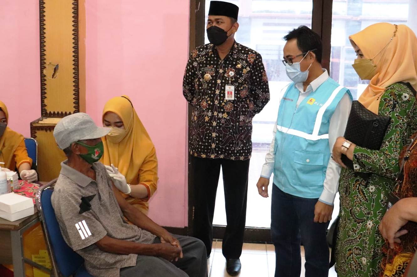 Wakil Bupati Brebes, Narjo (baju batik berpeci) memantau vaksinasi di Universitas Muhadi Setiabudi (UMUS) Brebes. 