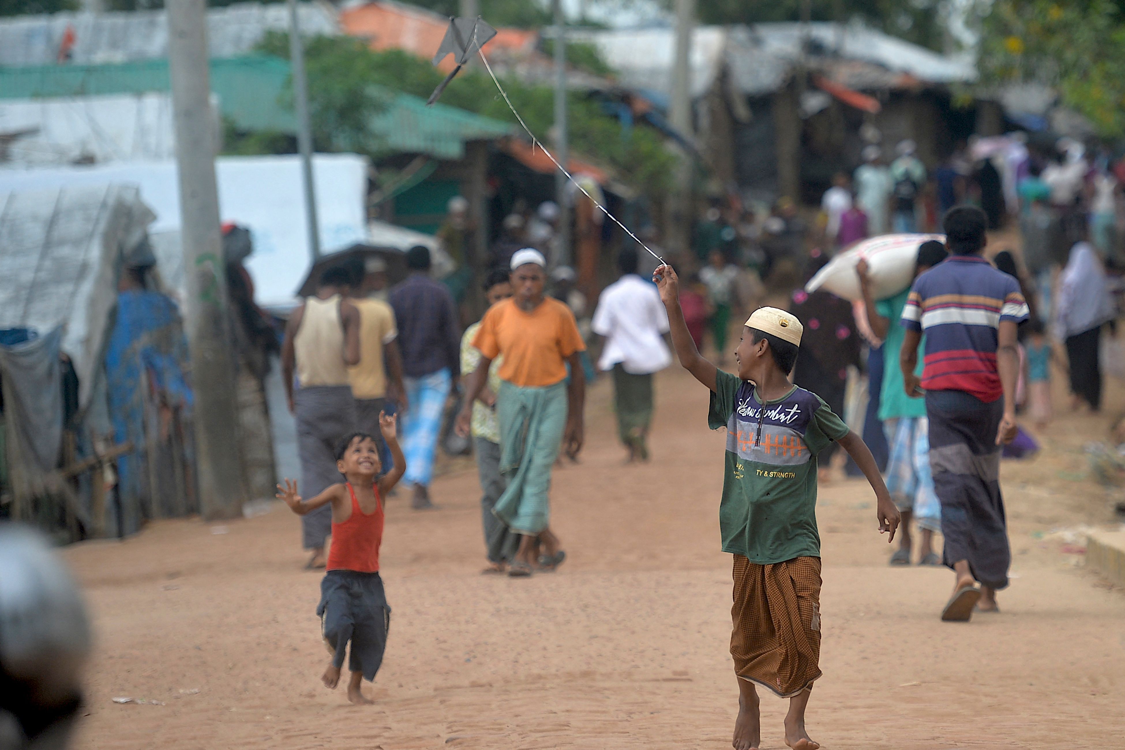Anak-anak bermain di kamp pengungsian Rohingya di Bangladesh.