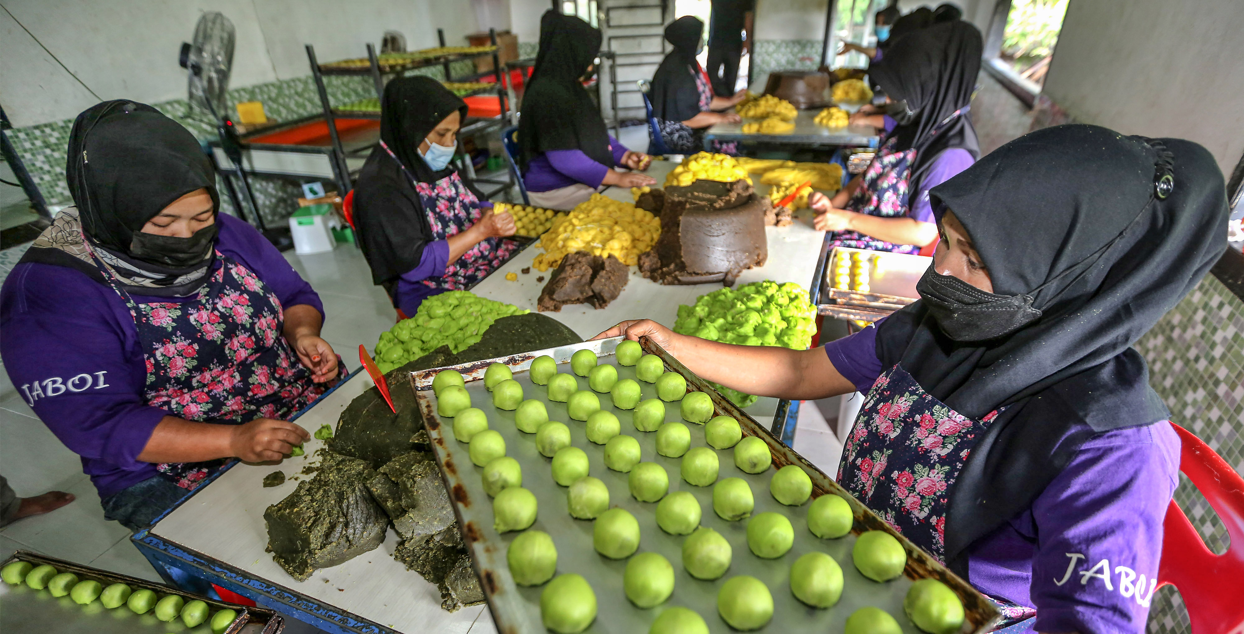 Geliat usaha mikro dan kecil membuat kue kacang (bakpia) khas Sabang di tempat produksi bakpia MD, Sabang, Aceh, Selasa (14/12).
