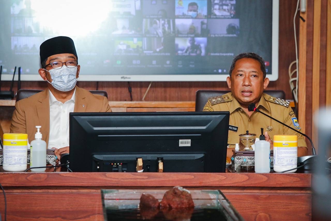 Plt Wali Kota Bandung Yana Mulyana bersama Gubernur Jawa Barat Ridwan Kamil