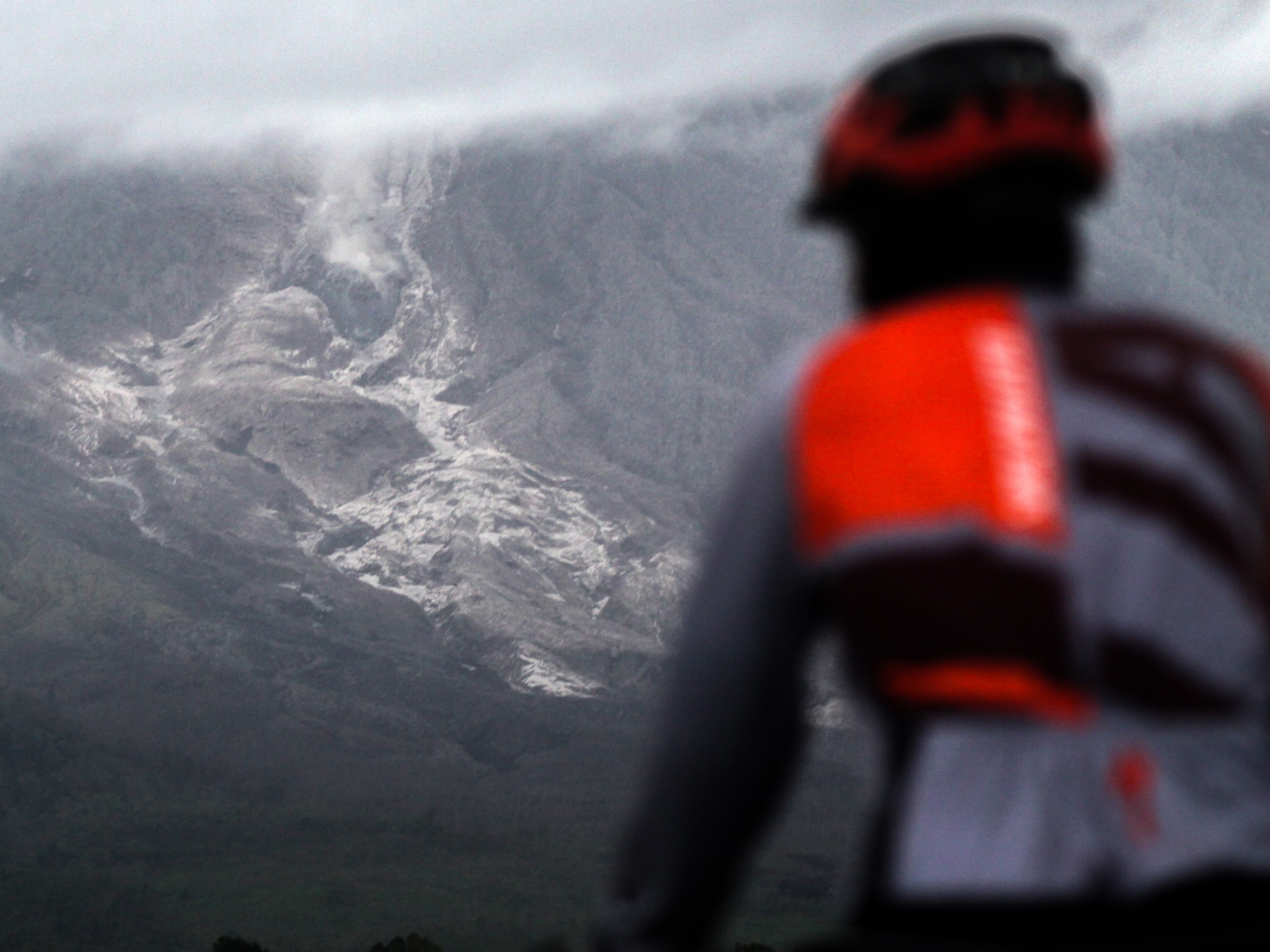 Jalur aliran lahar panas Gunung Semeru terpantau dari desa Oro Oro Ombo, Pronojiwo, Lumajang, Jawa Timur, Minggu (17/1/2021). 