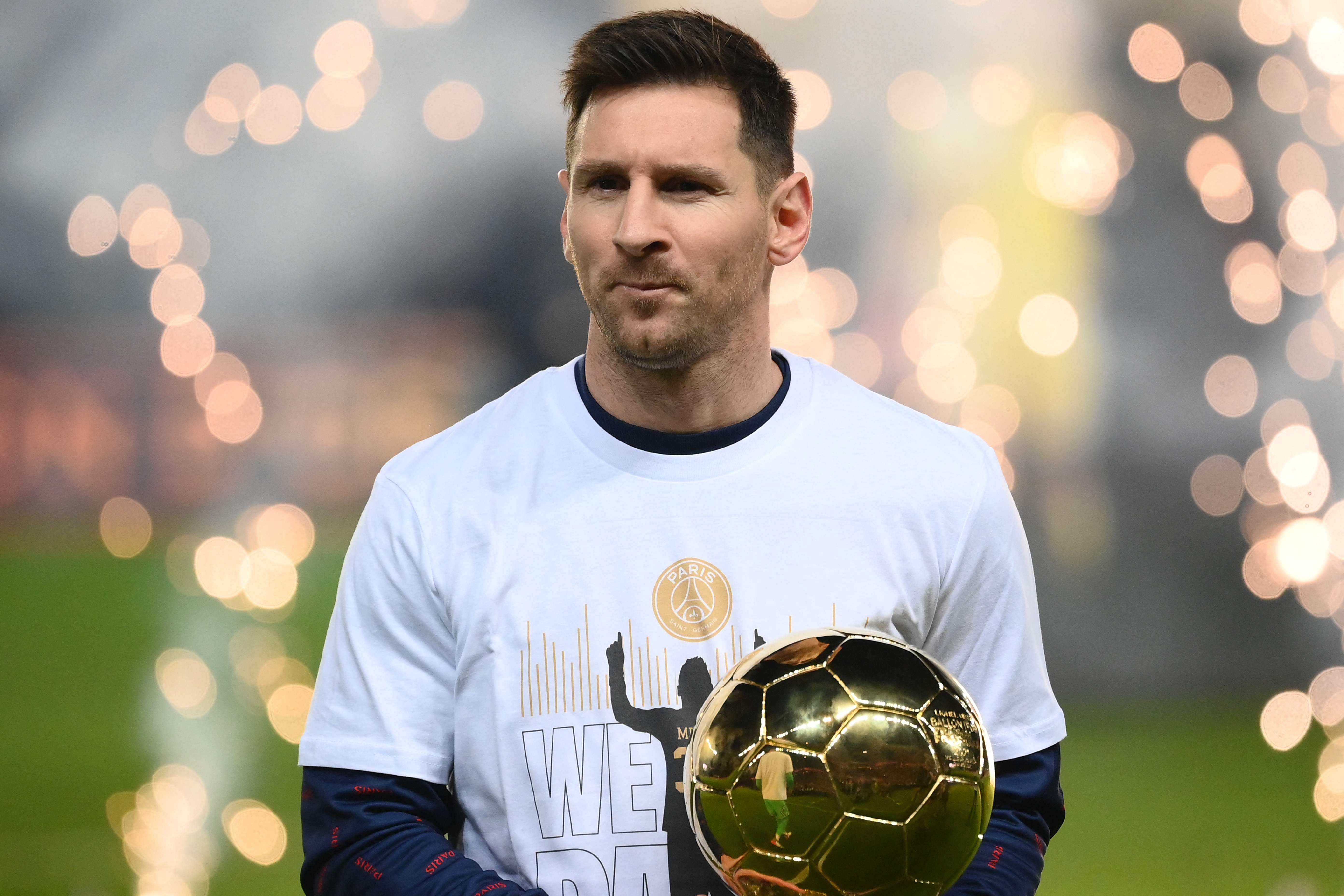Penyerang PSG Lionel Messi memamerkan trofi Ballon d'Or menjelang laga Ligue 1 melawan Nice.