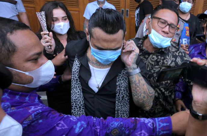 Penabuh drum Superman is Dead I Gede Ari Astina alias Jerinx (tengah).