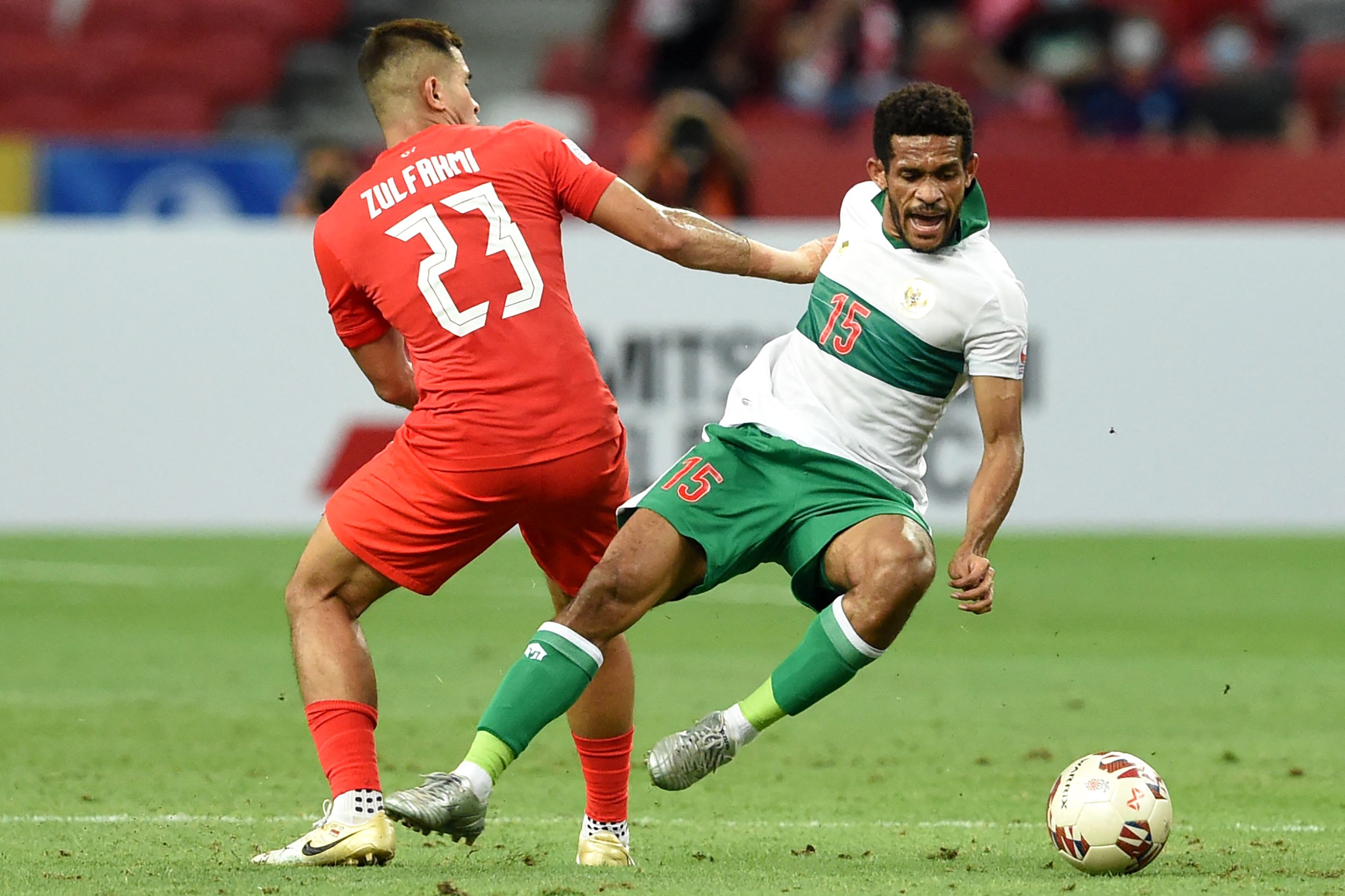 Gelandang timnas Indonesia, Ricky Kambuaya (kanan).