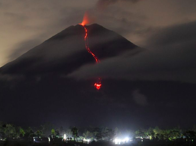 Gunung Semeru mengeluarkan lava pijar terlihat dari Desa Oro Oro Ombo, Lumajang, Jawa Timur, Minggu (17/1/2021).