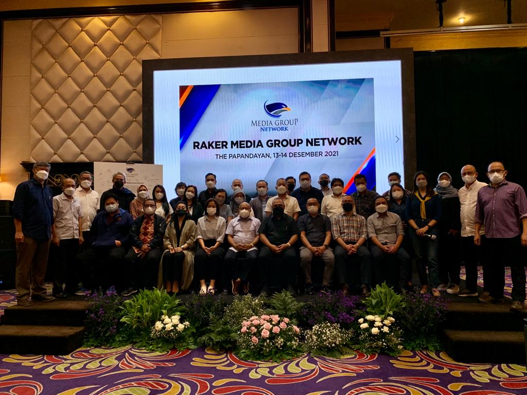 Para peserta Raker Media Group Network berpose bersama.