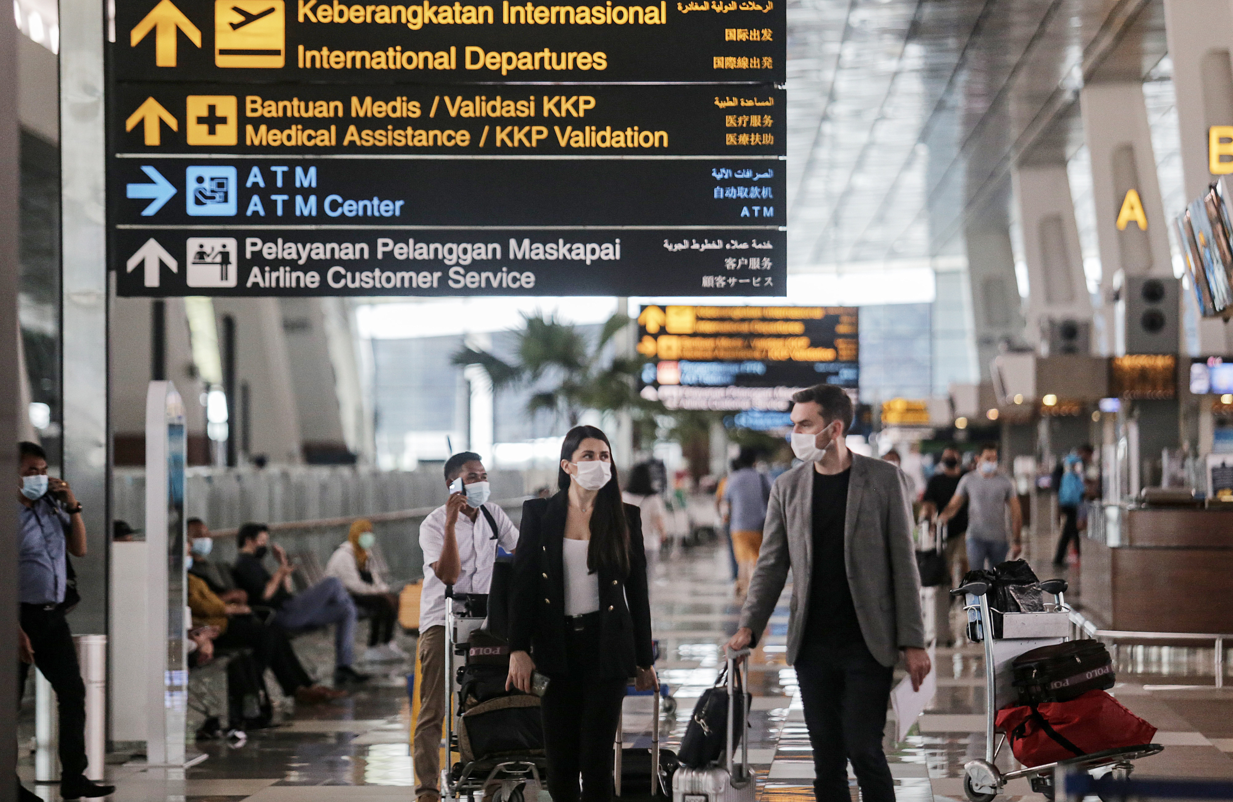 Warga Negara Asing (WNA) berjalan di Terminal 3 Bandara Internasional Soekarno-Hatta, Tangerang, Banten.