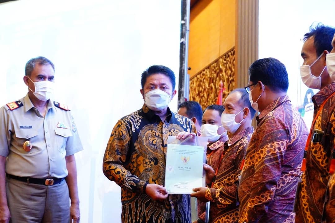 Gubernur Herman Deru saat menyerahkan 15.373 sertifikat program PTSL) secara simbolis kepada penerima sertifikat di Ballroom Hotel Aryaduta,