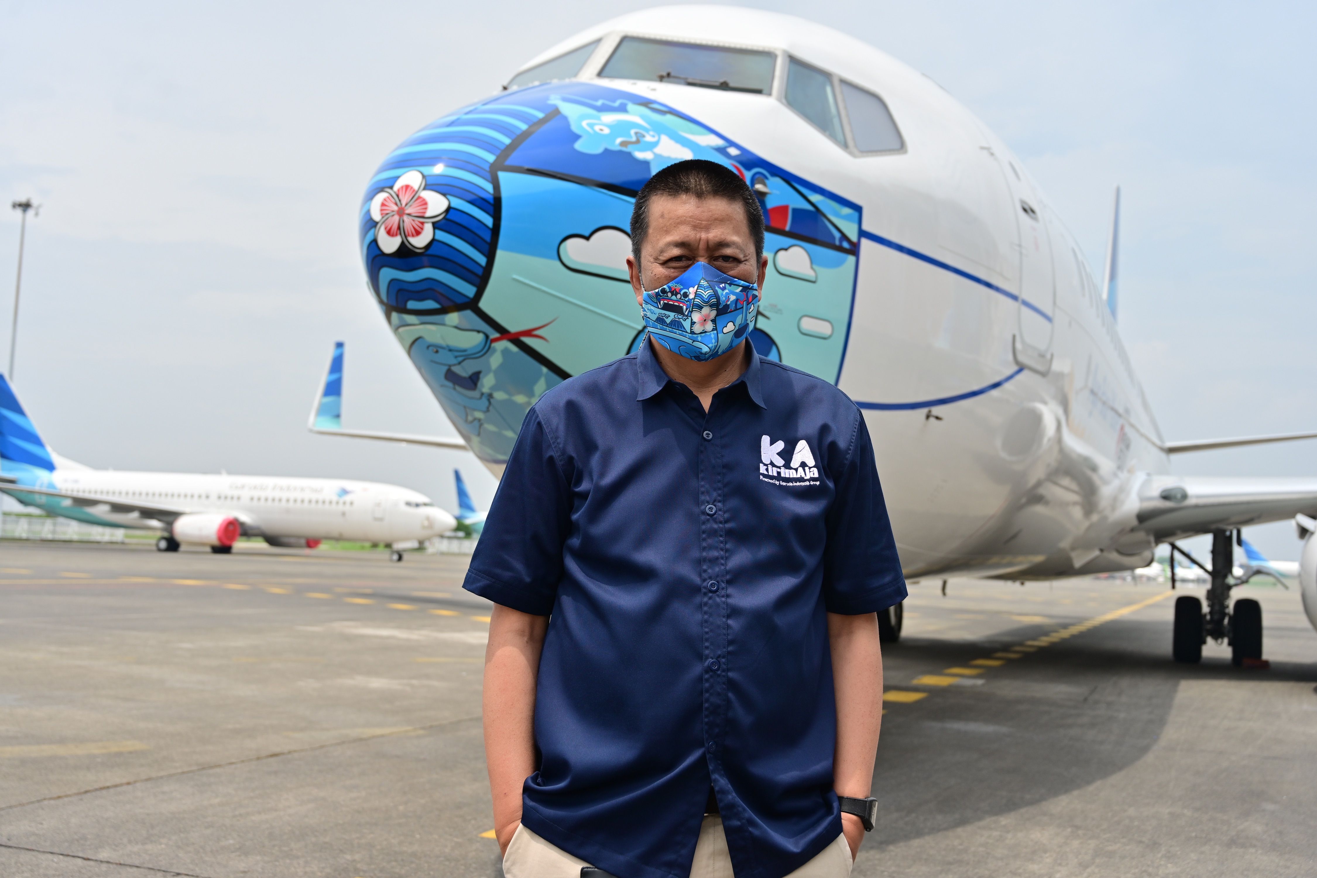 Direktur Utama Garuda Indonesia Irfan Setiaputra berpose bersama pesawat Garuda Indonesia Boeing 373-800 NG.